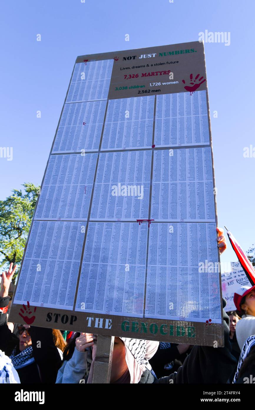 A Montréal, une multitude de manifestants se sont unis en solidarité avec les Palestiniens, appelant avec ferveur à un cessez-le-feu urgent à Gaza, le 28 octobre 2023 Banque D'Images