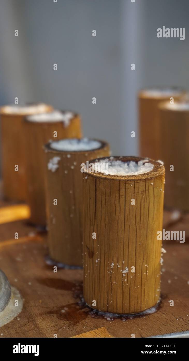 Le gâteau putu est un aliment traditionnel indonésien à base de farine de riz, de cassonade et de têtes râpées, puis mis dans du bambou puis cuit à la vapeur jusqu'à cuisson Banque D'Images