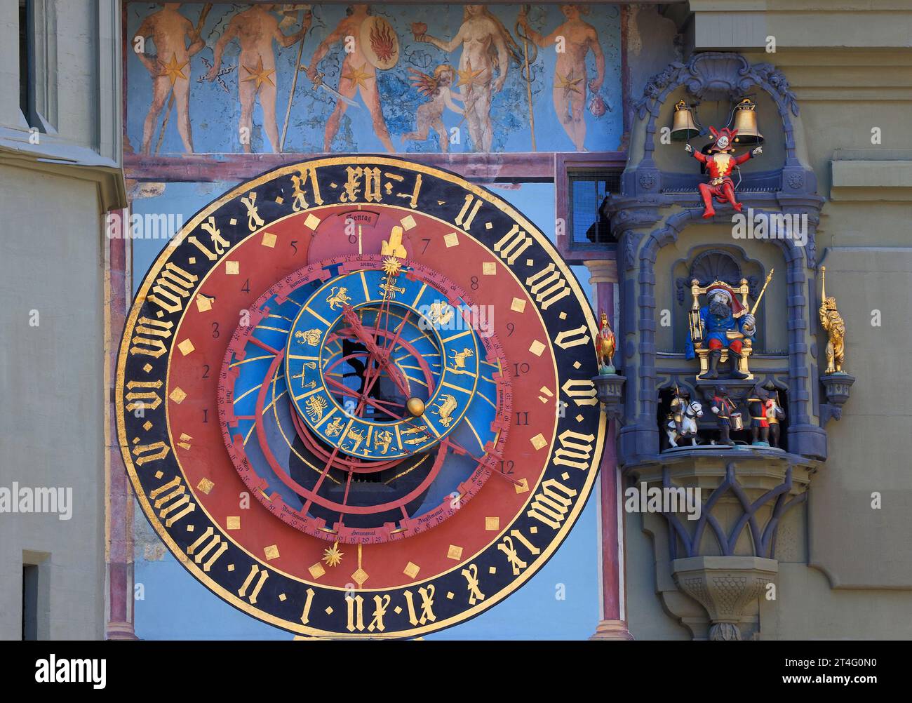 Horloge astronomique sur la tour médiévale de l'horloge Zytglogge dans la rue Kramgasse dans le vieux centre-ville de Berne, Suisse Banque D'Images