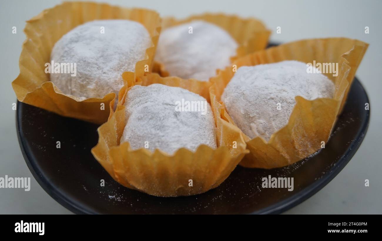 moci ou mochi est un aliment fabriqué à partir de farine de riz collante dans une forme ronde remplie de noix transformées Banque D'Images