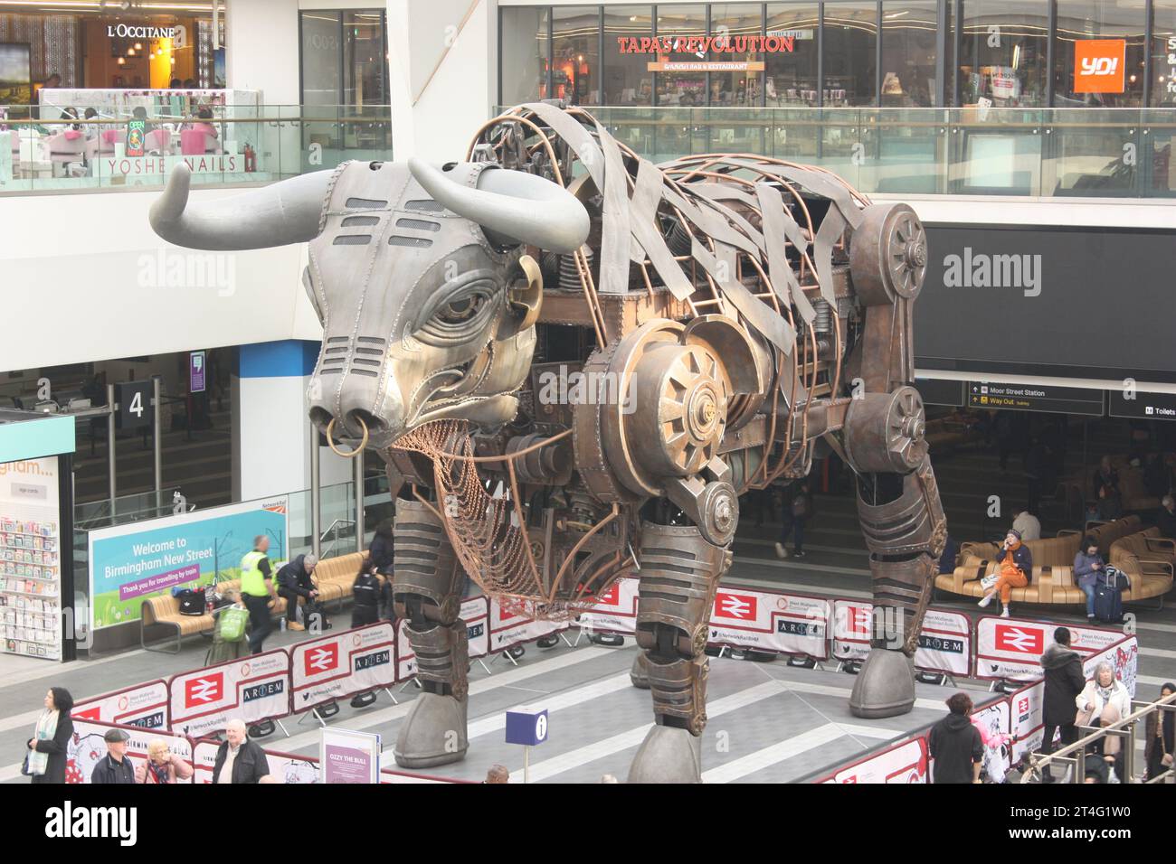 Ozzy le taureau robot à la gare de New Street, Birmingham Banque D'Images