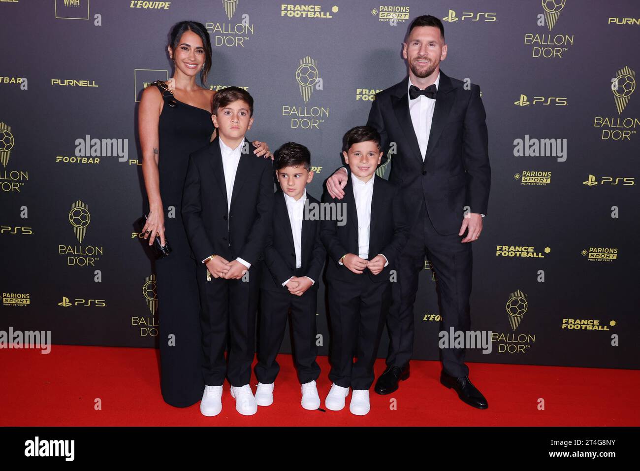 Paris, France. 30 octobre 2023. Antonela Roccuzzo et Lionel Messi avec leurs fils Thiago Messi, Mateo Messi Roccuzzo et Ciro Messi Roccuzz arrivent à la cérémonie du ballon d or 2023 au théâtre Chatelet, le 30 octobre 2023 à Paris, France. Photo de Jerome Dominé/ABACAPRESS.COM crédit : Abaca Press/Alamy Live News Banque D'Images