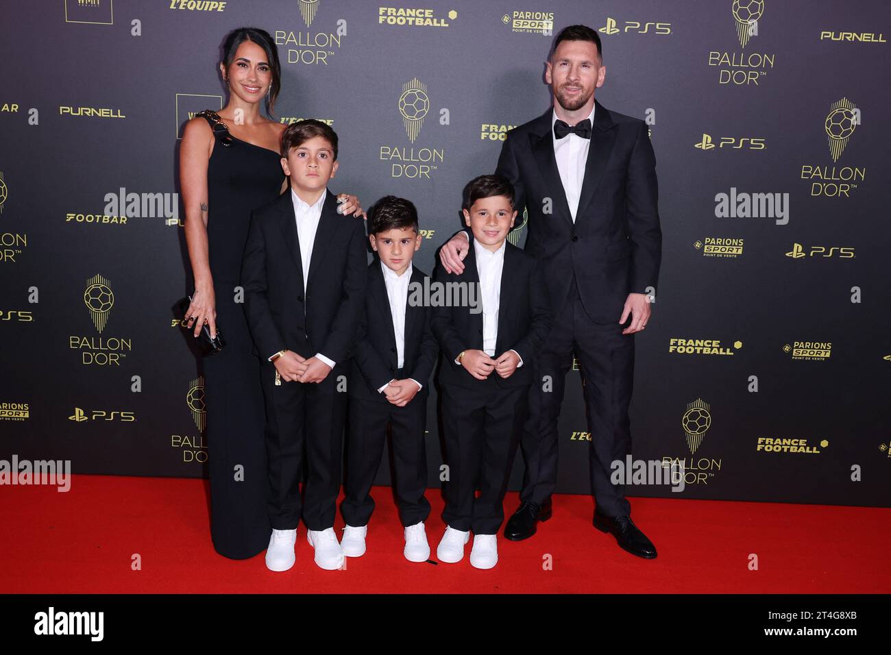 Paris, France. 30 octobre 2023. Antonela Roccuzzo et Lionel Messi avec leurs fils Thiago Messi, Mateo Messi Roccuzzo et Ciro Messi Roccuzz arrivent à la cérémonie du ballon d or 2023 au théâtre Chatelet, le 30 octobre 2023 à Paris, France. Photo de Jerome Dominé/ABACAPRESS.COM crédit : Abaca Press/Alamy Live News Banque D'Images