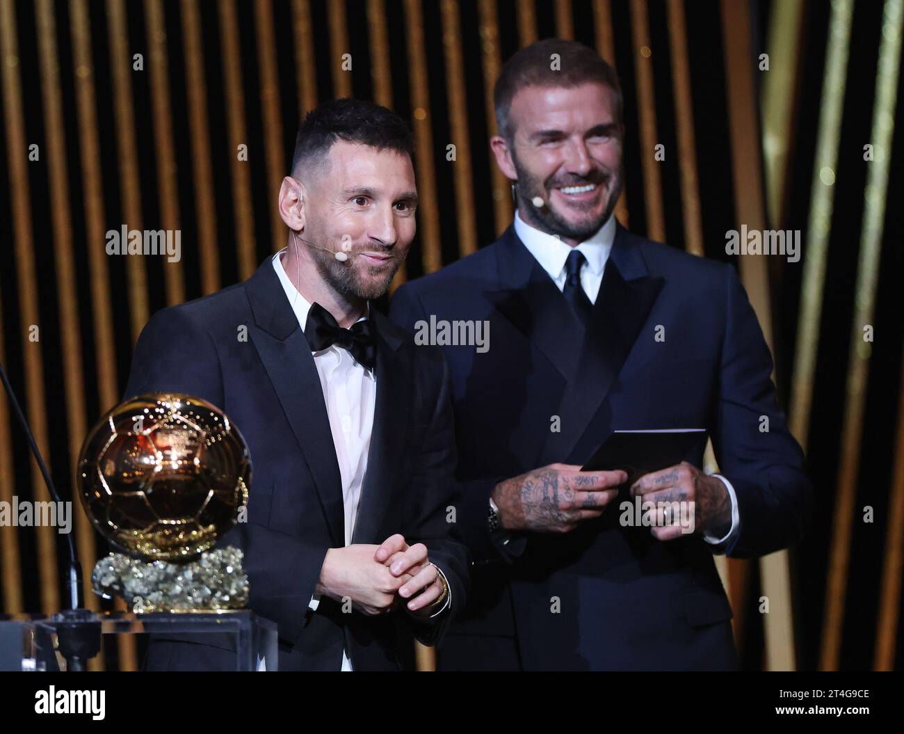 Paris, France. 30 octobre 2023. L'attaquant argentin Lionel Messi (à gauche) réagit lorsqu'il reçoit son 8e prix ballon d'Or aux côtés de l'ancien footballeur anglais et copropriétaire de l'Inter Miami David Beckham lors de la cérémonie de remise des prix ballon d'Or France football 2023 au Théâtre du Châtelet à Paris, France, le 30 octobre 2023. Crédit : Gao Jing/Xinhua/Alamy Live News Banque D'Images