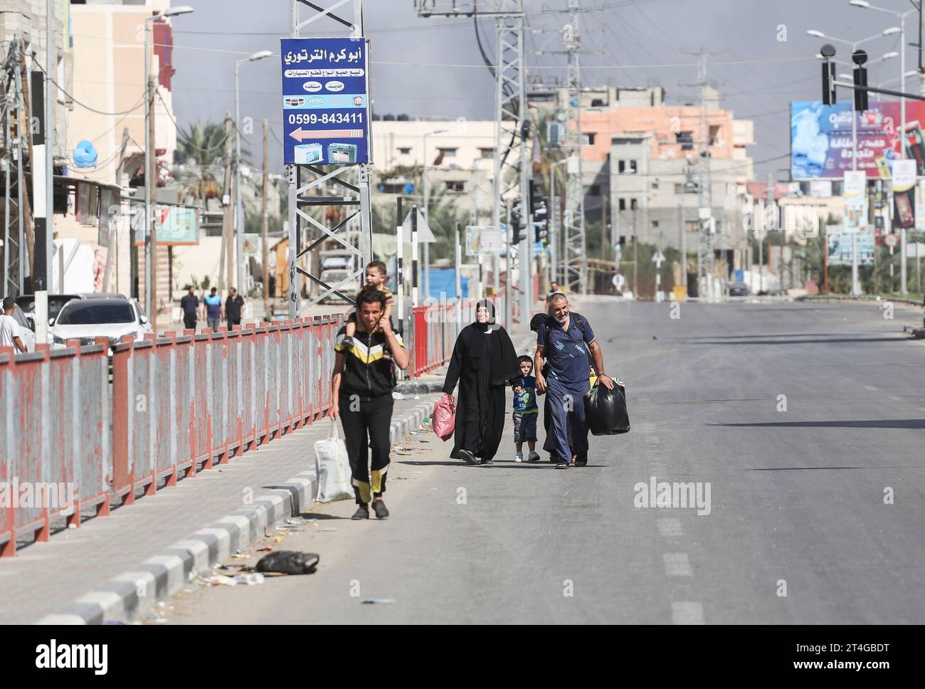 Gaza, Palestine. 30 octobre 2023. Les Palestiniens emportent leurs affaires alors qu’ils fuient le camp de réfugiés de Nuseirat, dans le centre de la bande de Gaza, au milieu des combats qui se poursuivent entre Israël et le groupe palestinien Hamas. Des milliers de civils, Palestiniens et Israéliens, sont morts depuis le 7 octobre 2023, après que des militants palestiniens du Hamas basés dans la bande de Gaza sont entrés dans le sud d’Israël dans une attaque sans précédent déclenchant une guerre déclarée par Israël au Hamas avec des bombardements de représailles sur Gaza. Crédit : SOPA Images Limited/Alamy Live News Banque D'Images