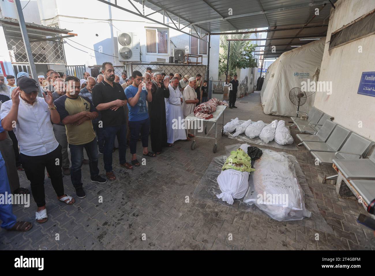 (NOTE DE LA RÉDACTION : l'image représente la mort) les Palestiniens prient sur la famille Al-Kurd, huit des membres de la famille ont été tués dans une frappe aérienne israélienne, à Rafah dans le sud de la bande de Gaza au milieu des combats en cours entre Israël et le groupe palestinien Hamas. Des milliers de civils, Palestiniens et Israéliens, sont morts depuis le 7 octobre 2023, après que des militants palestiniens du Hamas basés dans la bande de Gaza sont entrés dans le sud d’Israël dans une attaque sans précédent déclenchant une guerre déclarée par Israël au Hamas avec des bombardements de représailles sur Gaza. Banque D'Images