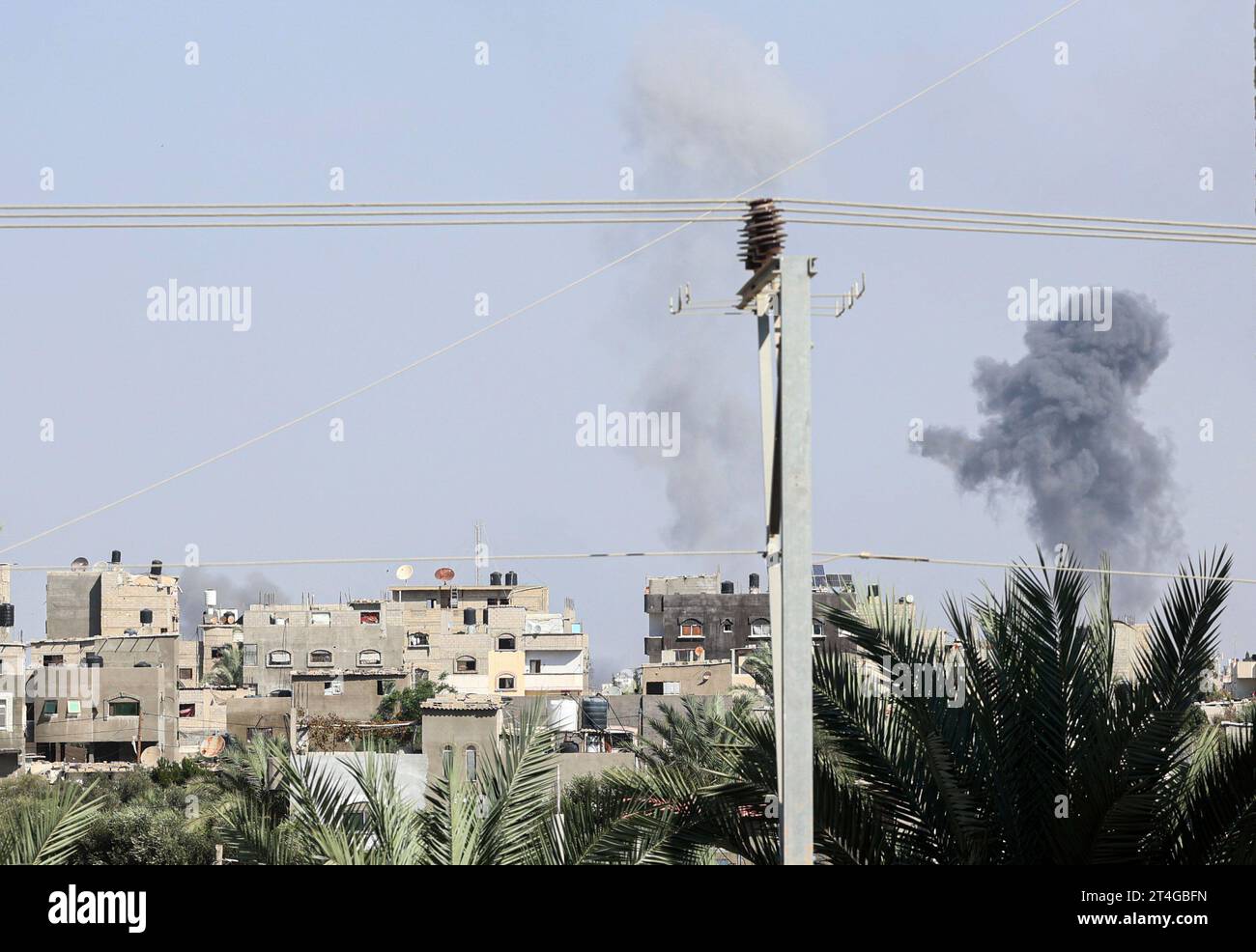 Gaza, Palestine. 30 octobre 2023. La fumée et la poussière montent après une frappe aérienne israélienne à Rafah, dans le sud de la bande de Gaza, au milieu des combats en cours entre Israël et le groupe palestinien Hamas. Des milliers de civils, Palestiniens et Israéliens, sont morts depuis le 7 octobre 2023, après que des militants palestiniens du Hamas basés dans la bande de Gaza sont entrés dans le sud d’Israël dans une attaque sans précédent déclenchant une guerre déclarée par Israël au Hamas avec des bombardements de représailles sur Gaza. (Photo Ahmed Zakot/SOPA Images/Sipa USA) crédit : SIPA USA/Alamy Live News Banque D'Images