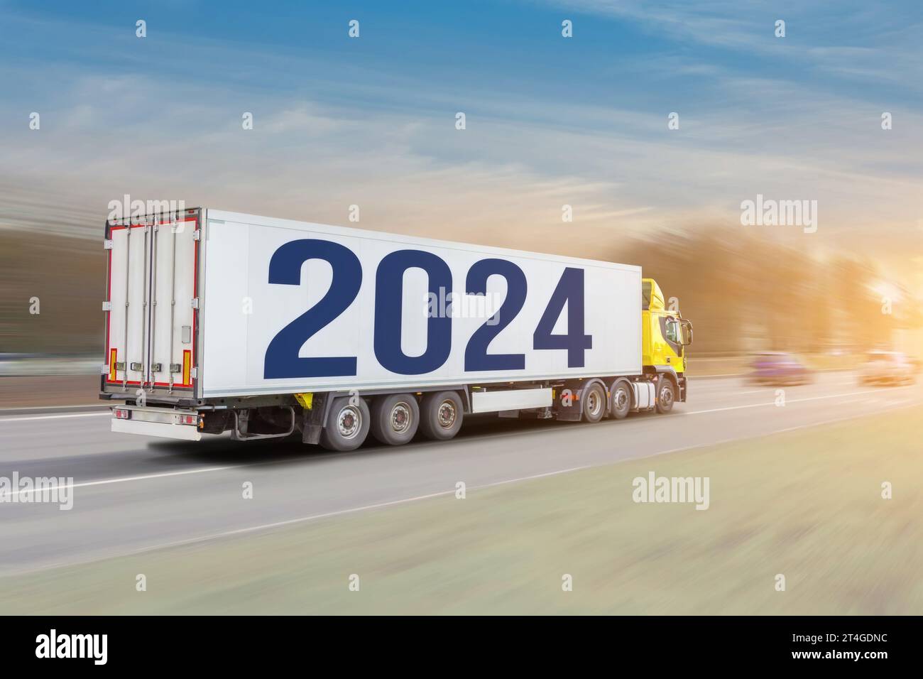 Longue remorque de camion avec l'inscription 2024 nouvel an, le camion