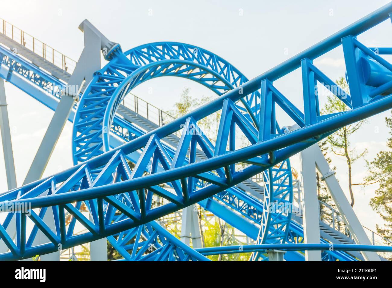 Roller Coaster bleu vers le bas tourner et passer la feinte de boucle, le train en spirale de chariots a tendance à descendre Banque D'Images