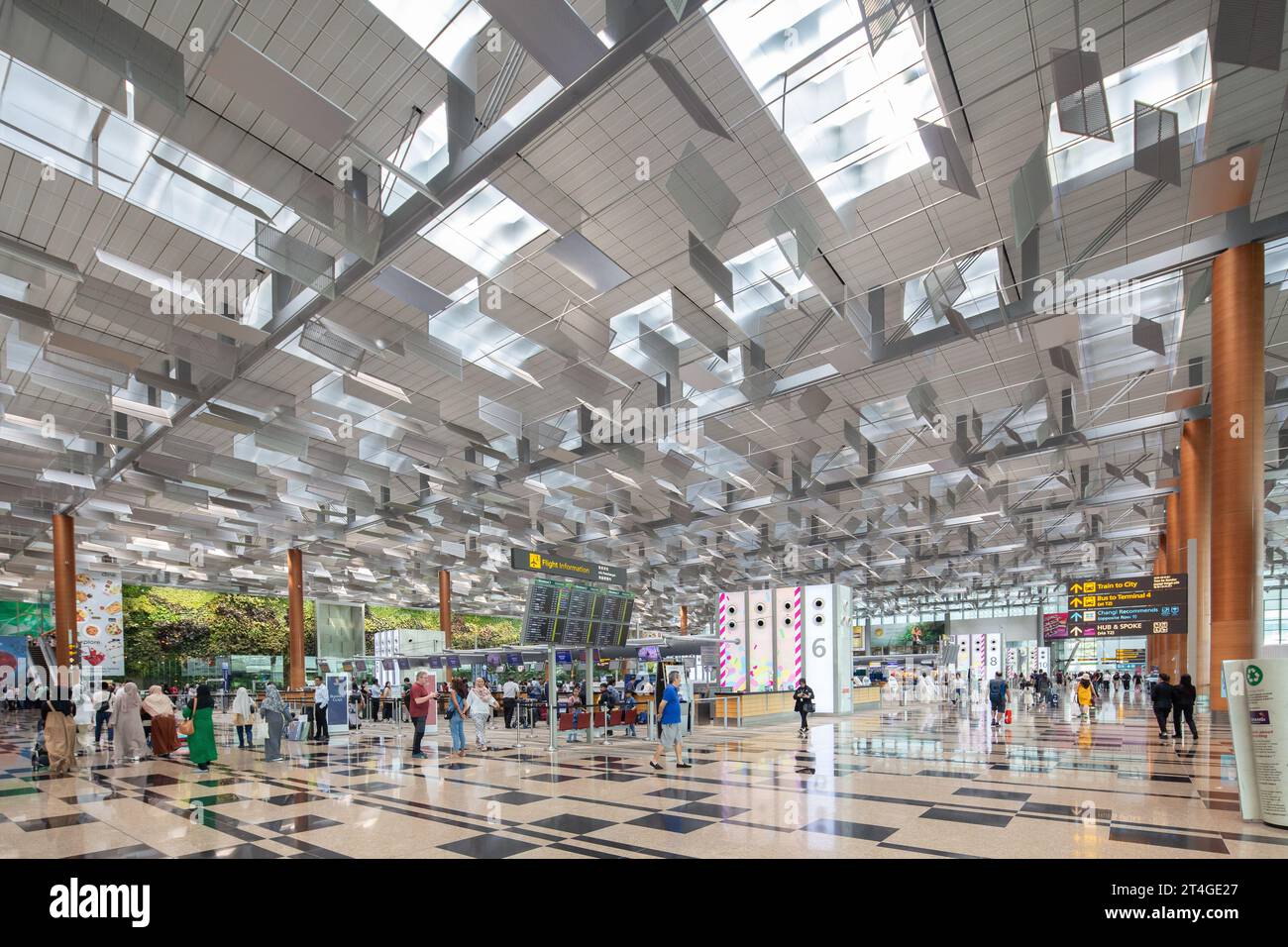 La conception du terminal 3 de l'aéroport Changi de Singapour utilise la lumière naturelle à travers les fenêtres du sol au plafond. Banque D'Images