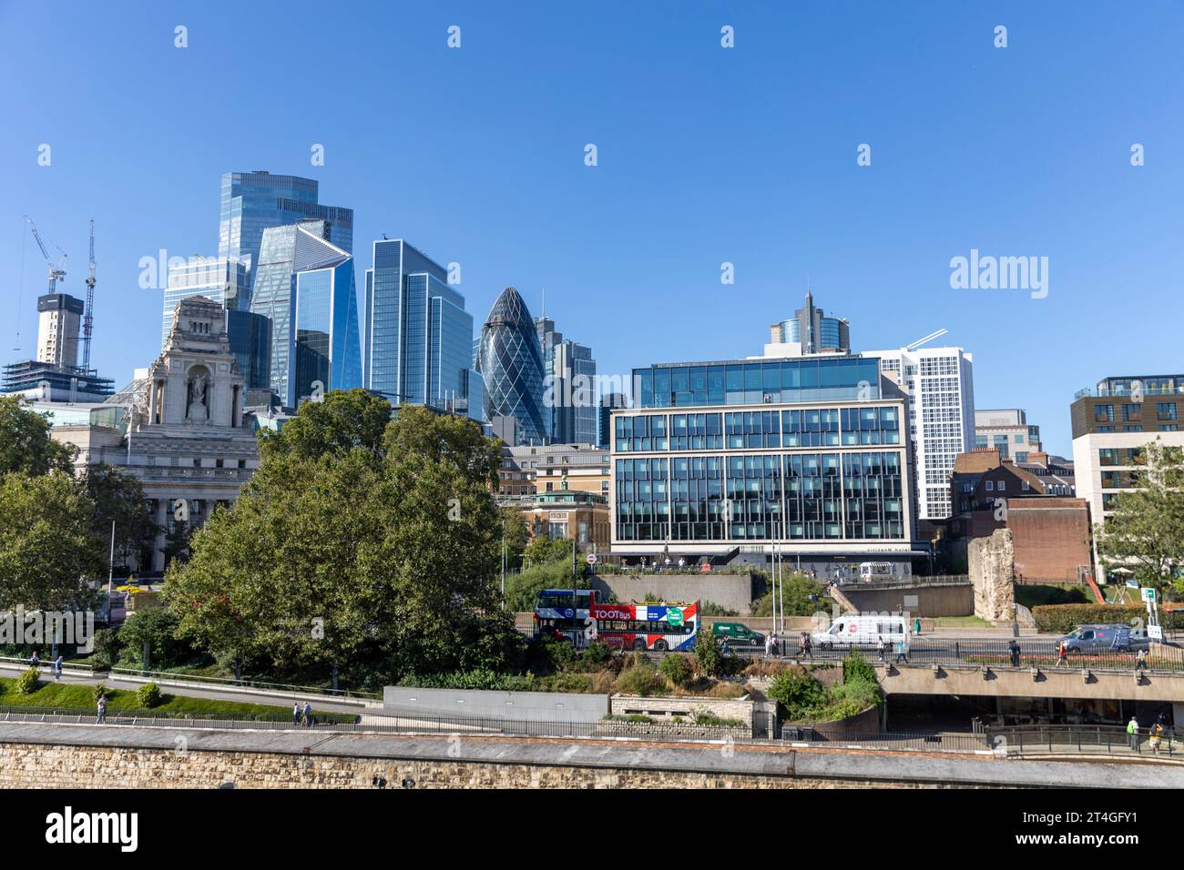 Gratte-ciel de la ville de Londres et immeubles de bureaux, avec Citizen M Tower of London Hotel, Londres, Angleterre, Royaume-Uni, septembre 2023 Banque D'Images