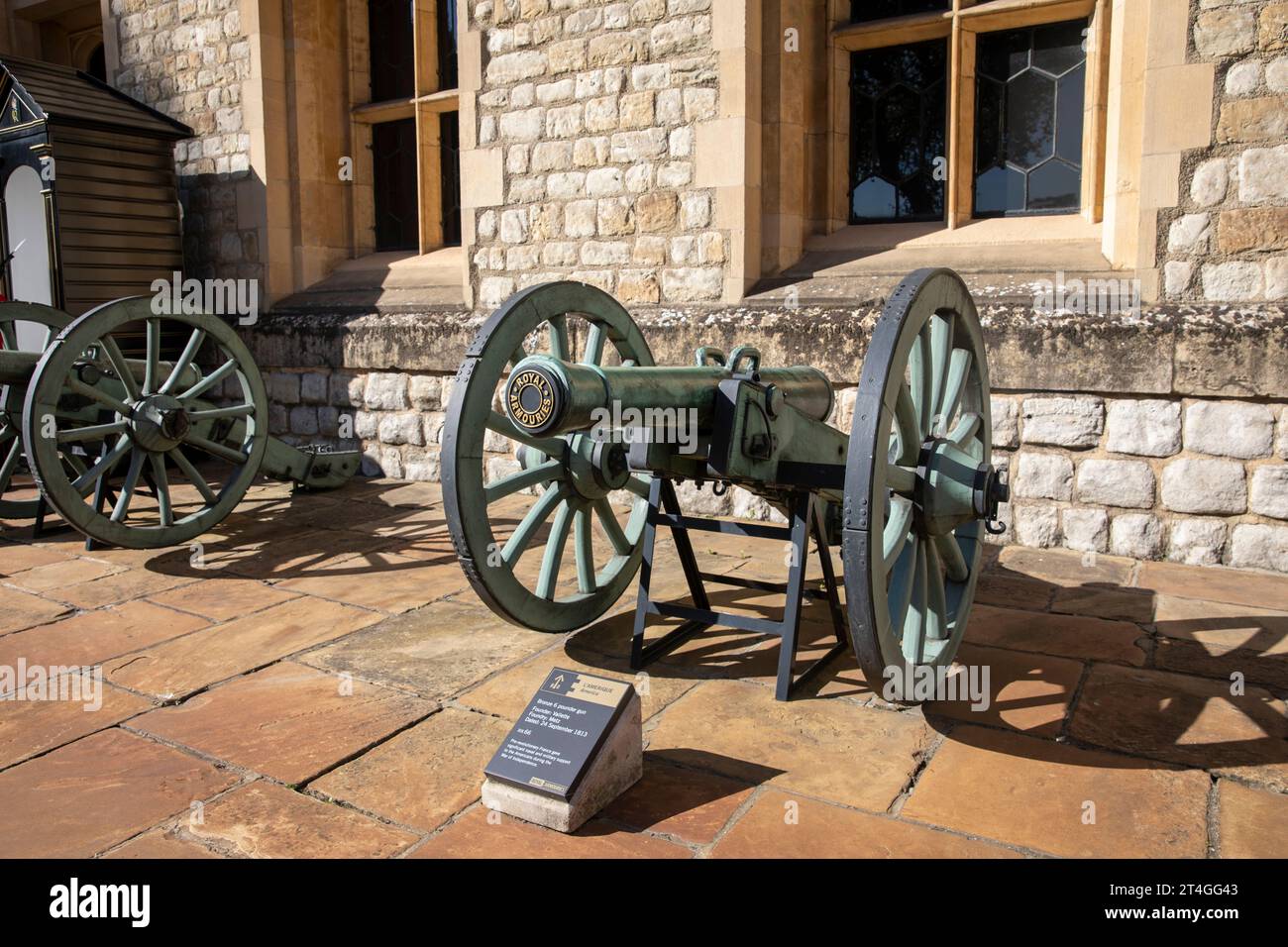 Batterie Waterloo à la caserne Waterloo Tour de Londres, avec canon français capturé lors de la bataille de Waterloo en 1815, Londres, Angleterre, Royaume-Uni Banque D'Images