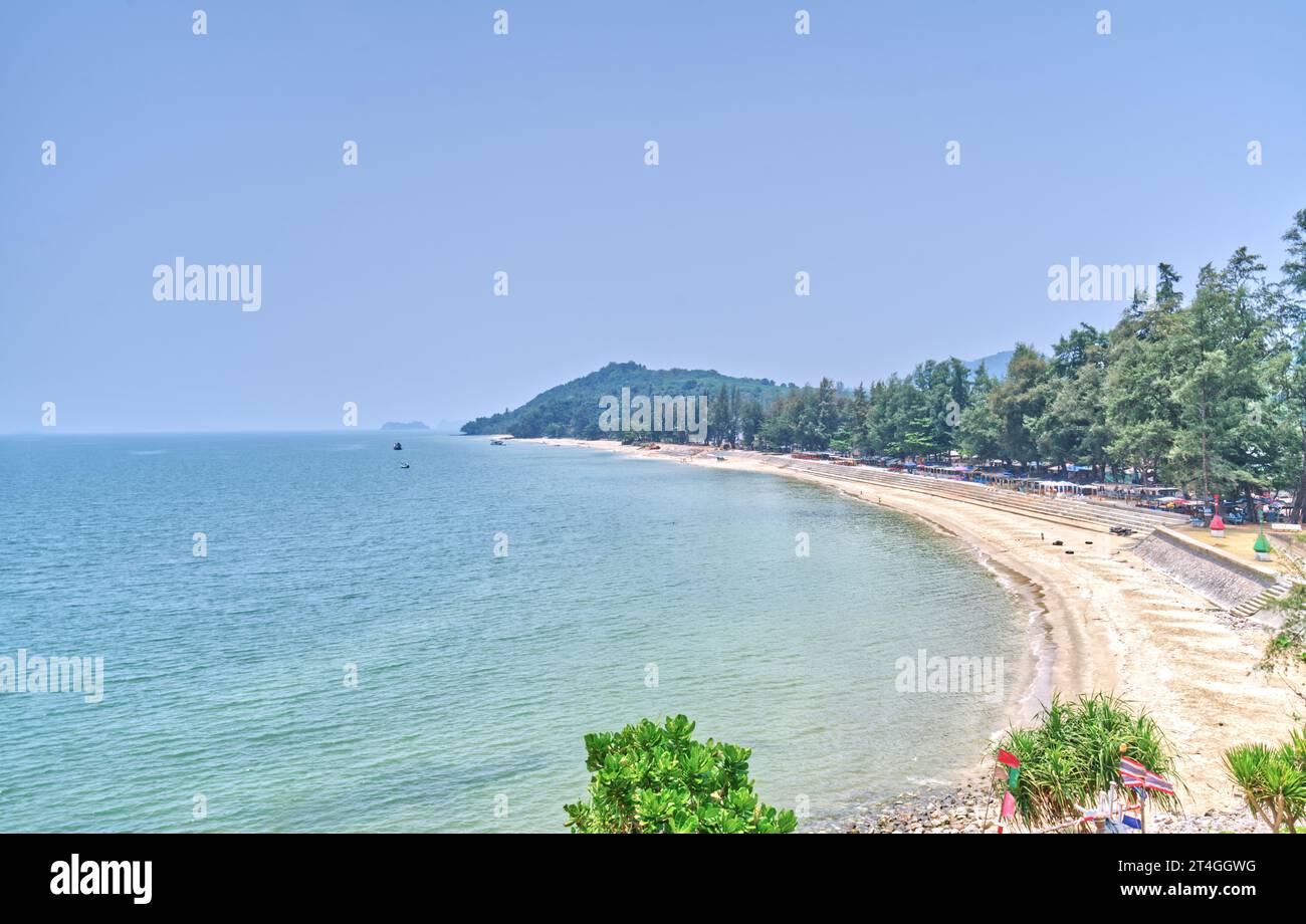 Chumphon, Thaïlande - 18 avril 2023 : image de paysage de la plage de Sairee, le célèbre endroit situé au principal des sanctuaires Prince of Chumphon dans le comté Banque D'Images