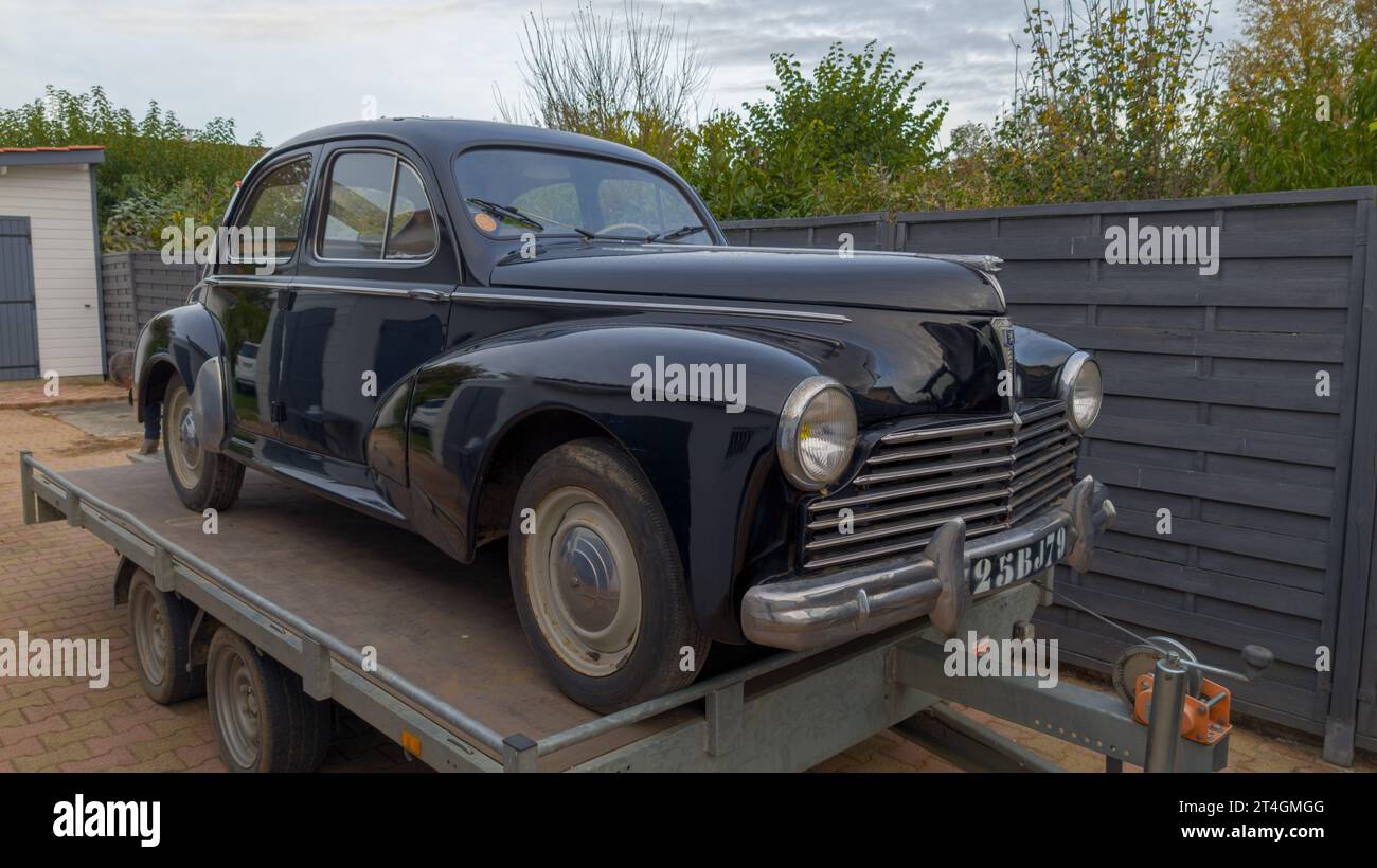 Bordeaux , France - 10 26 2023 : Peugeot 203 vieille voiture dans car Hauler remorques de véhicule populaire français des années cinquante Banque D'Images