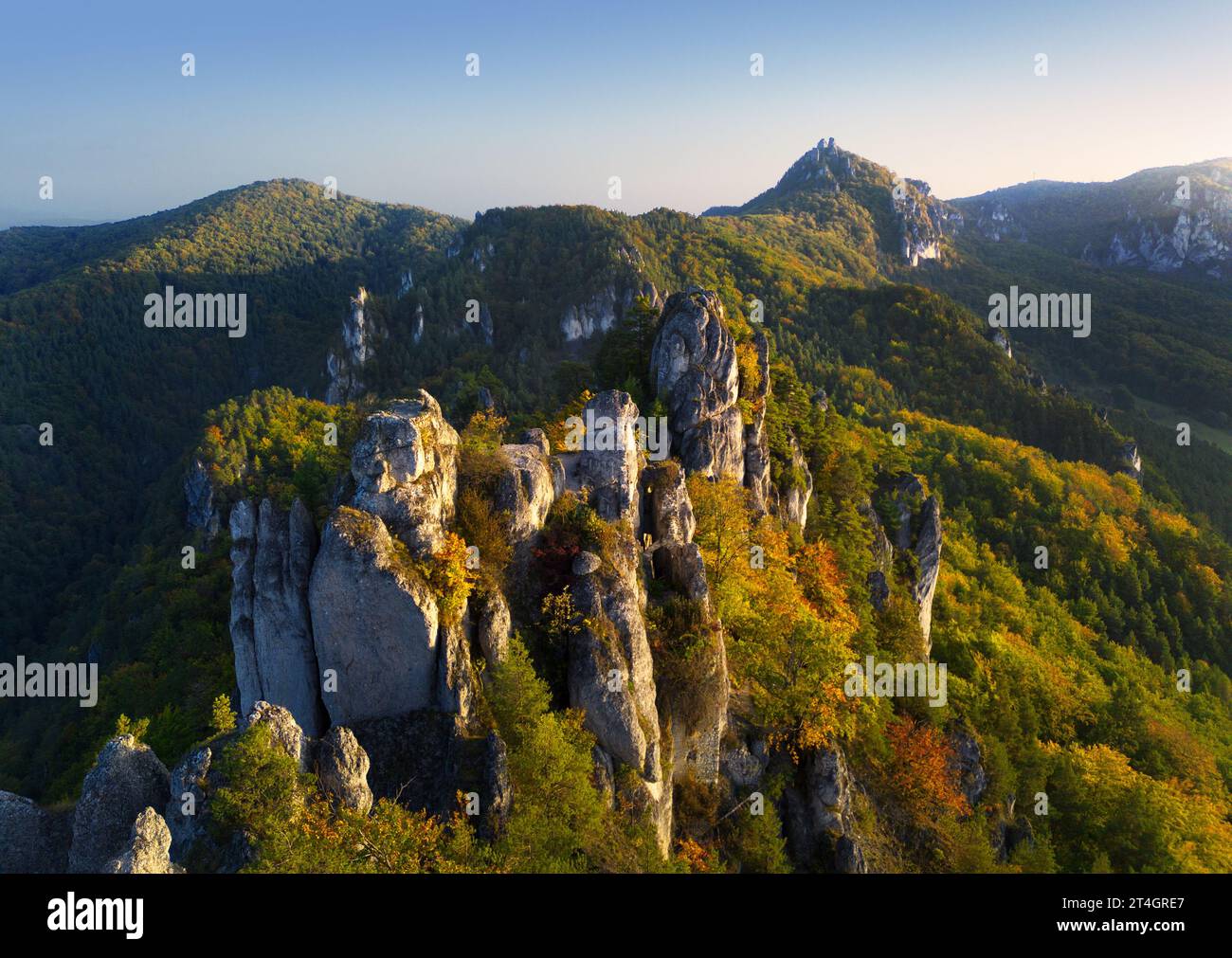 Arbres colorés dans la forêt d'automne aux rochers Sulov. Paysage de montagne nature en Slovaquie - vue aérienne Banque D'Images