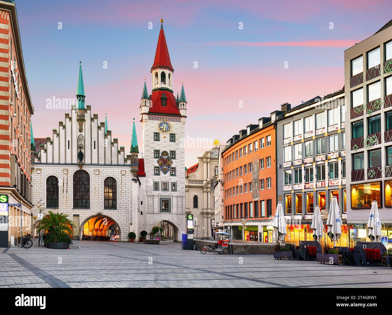 Munich - Allemagne, Marienplatz au lever du soleil dramatique avec des nuages rouges - personne Banque D'Images