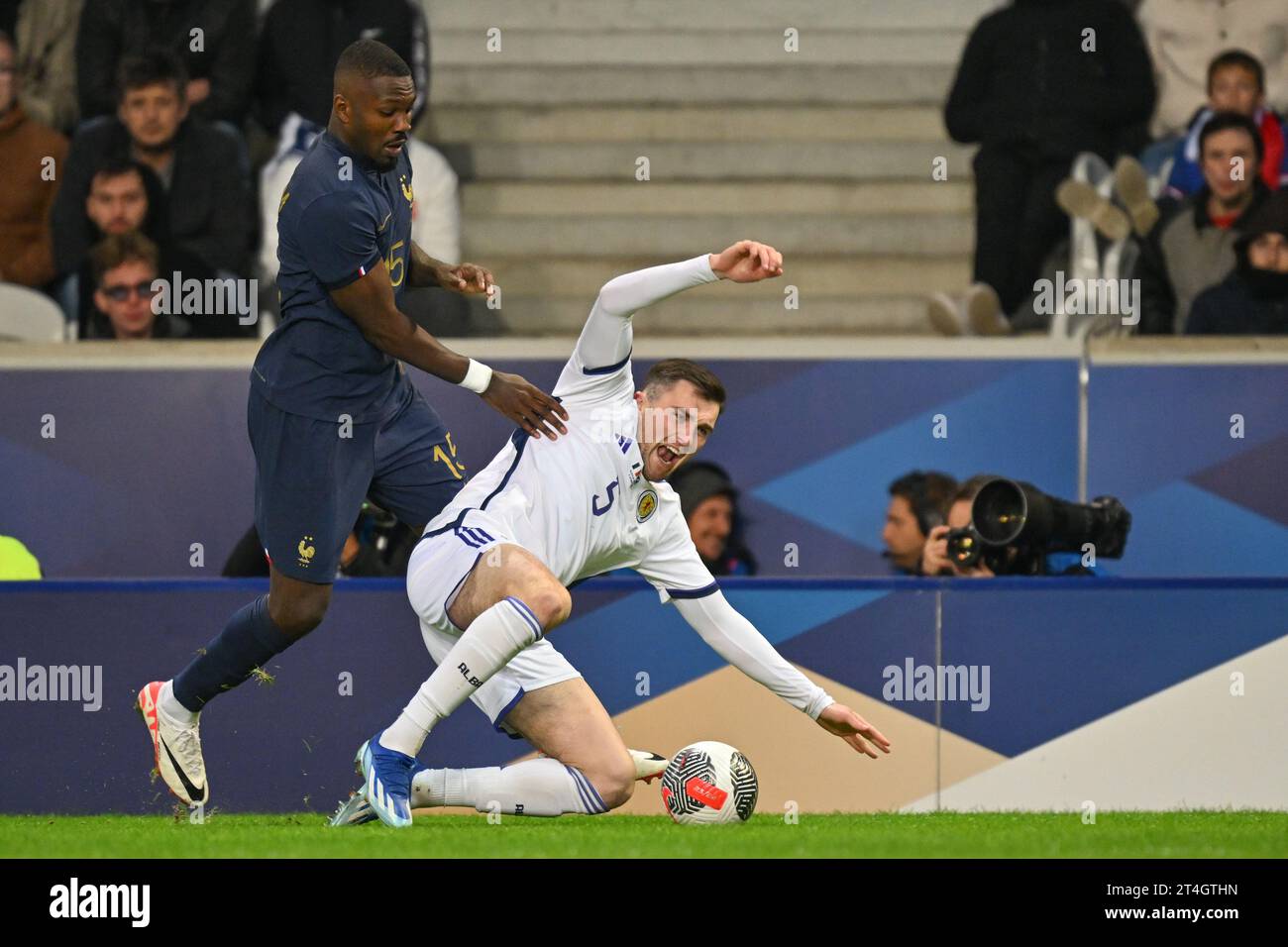 John Souttar (5) d'Écosse photographié se battant pour le ballon avec Marcus Thuram (15) de France lors d'un match de football entre les équipes nationales de France et d'Écosse en match amical, le 17 octobre 2023 à Lille, France. (Photo de David Catry / Sportpix) Banque D'Images