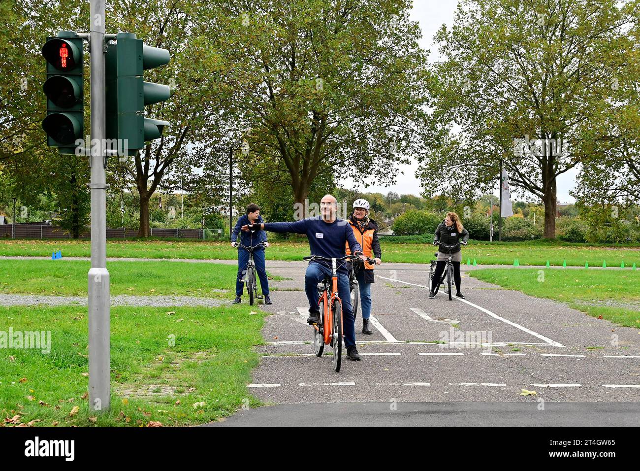 29.10.2023, Deutschland, Nordrhein-Westfalen, Duesseldorf. Der Allgemeine Deutsche Fahrrad-Club e.V. ADFC ist ein Verkehrsclub fuer Fahrradfahrer. Er foerdert die sogenannte sanfte Mobilitaet und ist als Interessenvertretung von Fahrradfahrern in deutschen Staedten insbesondere in der Verkehrspolitik aktiv. Blick auf das ADFC Uebungsgelaende. Radfahrschueler ueben auf dem Trainingsgelaende das verkehrssichere Verhalten an einer Ampelkreuzung. ADFC Trainingsgelaende fuer Fahrradfahrer *** 29 10 2023, Allemagne, Rhénanie du Nord-Westphalie, Duesseldorf l'Allgemeine Deutsche Fahrrad Club e V ADFC est a Banque D'Images