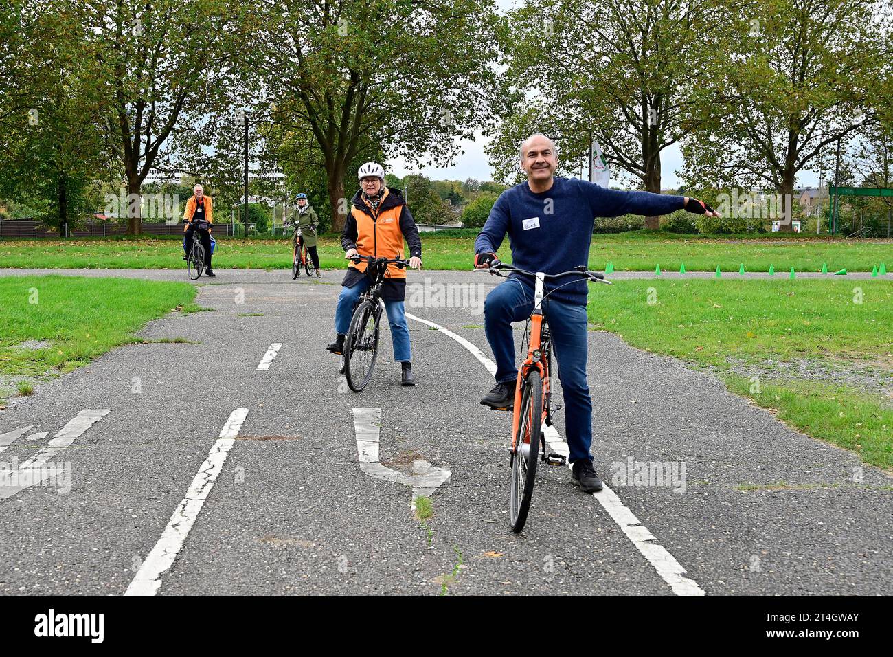 29.10.2023, Deutschland, Nordrhein-Westfalen, Duesseldorf. Der Allgemeine Deutsche Fahrrad-Club e.V. ADFC ist ein Verkehrsclub fuer Fahrradfahrer. Er foerdert die sogenannte sanfte Mobilitaet und ist als Interessenvertretung von Fahrradfahrern in deutschen Staedten insbesondere in der Verkehrspolitik aktiv. Blick auf das ADFC Uebungsgelaende. Radfahrschueler ueben auf dem Trainingsgelaende das verkehrssichere Verhalten an einer Ampelkreuzung. ADFC Trainingsgelaende fuer Fahrradfahrer *** 29 10 2023, Allemagne, Rhénanie du Nord-Westphalie, Duesseldorf l'Allgemeine Deutsche Fahrrad Club e V ADFC est a Banque D'Images