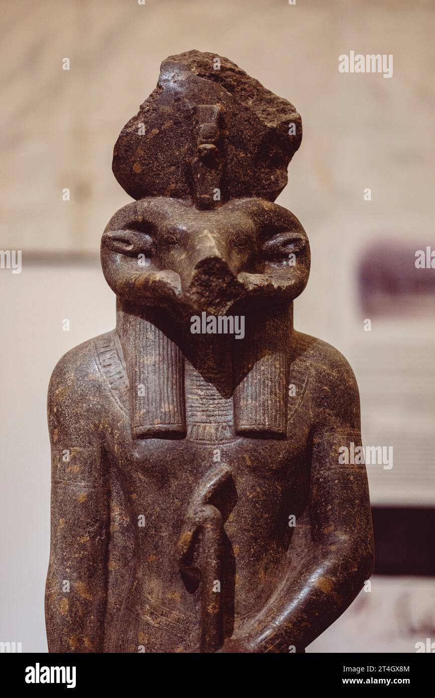 Une ancienne statue égyptienne en diorite de la déesse lion Sakhmet, avec sa coiffe emblématique Banque D'Images