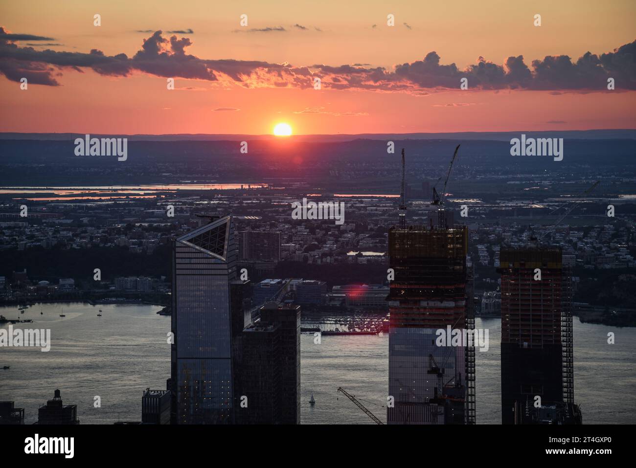 Coucher de soleil sur le fleuve Hudson vu de l'Empire State Building - Manhattan, New York City Banque D'Images