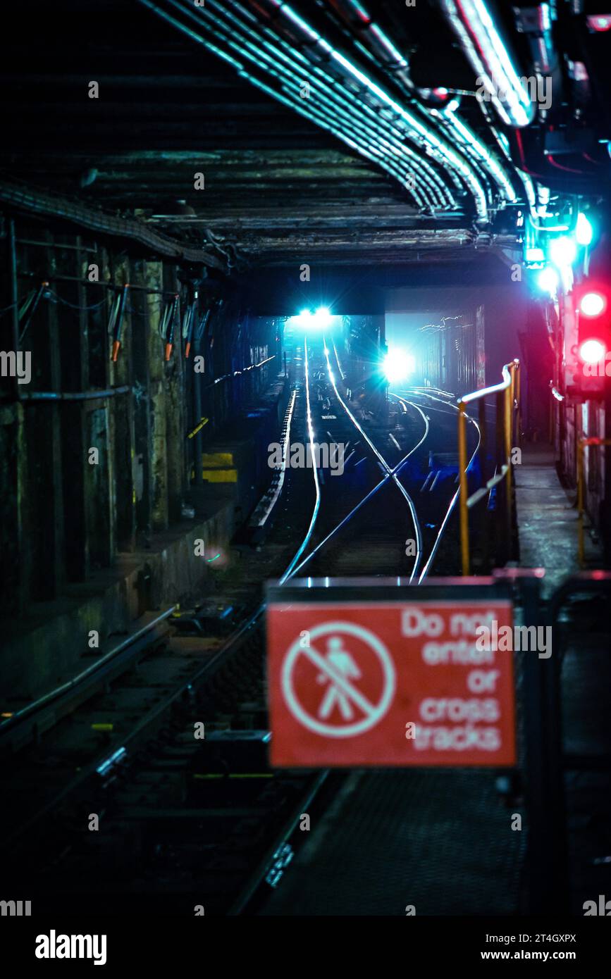 Trains approchant sur les rails d'une station de métro à New York Banque D'Images