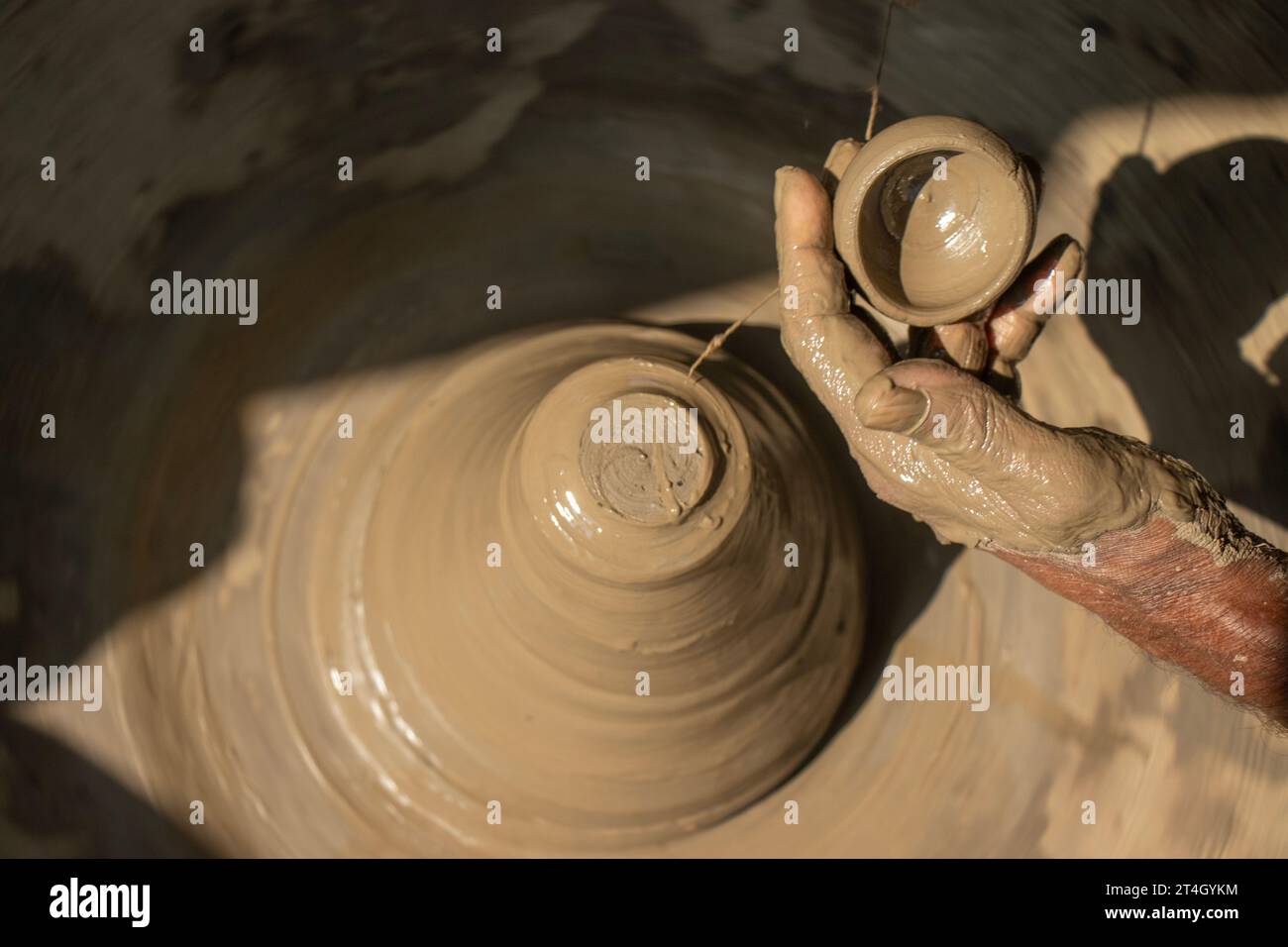 potier indien faisant un petit pot ou Diya pour Diwali avec de l'argile sur potiers roue main de travail artisanat Banque D'Images