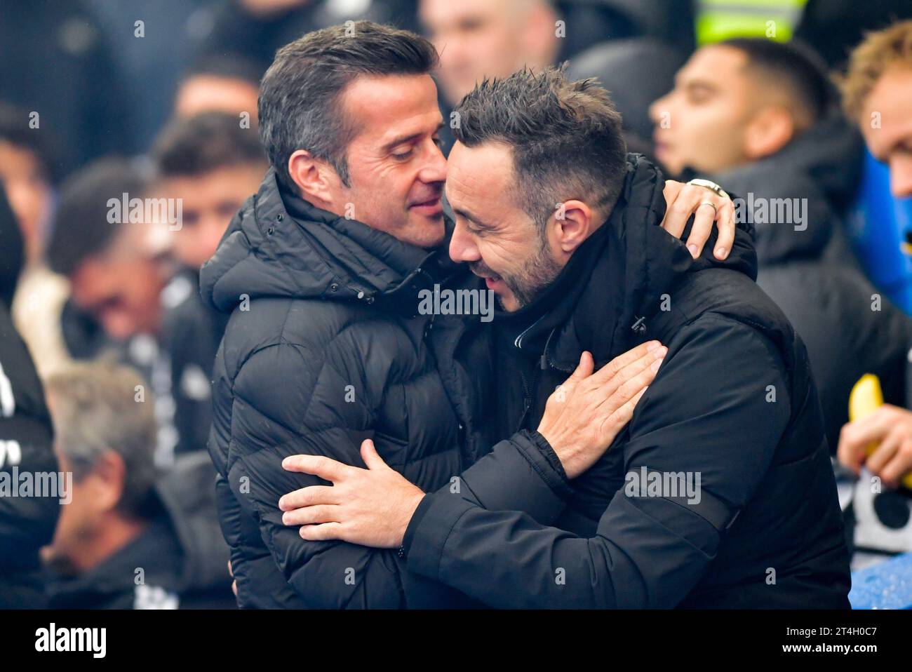 Marco Silva, entraîneur de Fulham (à gauche) avec Roberto de Zerbi, entraîneur de Brighton, lors du match de Premier League entre Brighton et Hove Albion et Fulham à l'American Express Stadium, Brighton, Royaume-Uni - 29 octobre 2023 photo Simon Dack / Telephoto Images. Usage éditorial uniquement. Pas de merchandising. Pour les images de football des restrictions FA et Premier League s'appliquent inc. Aucune utilisation Internet/mobile sans licence FAPL - pour plus de détails contacter football Dataco Banque D'Images