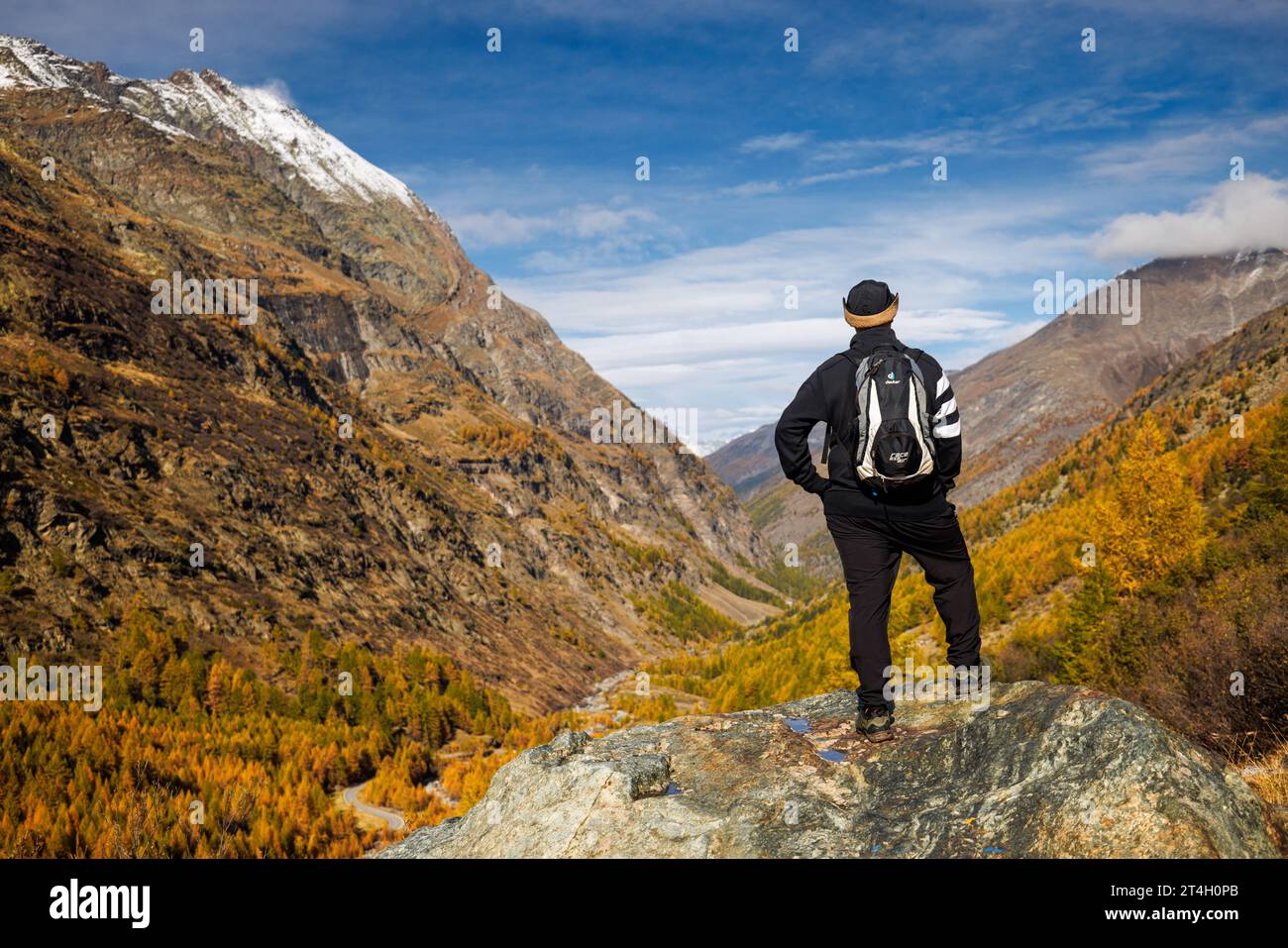 Randonneur profitant de la vue sur Saastal en automne Banque D'Images