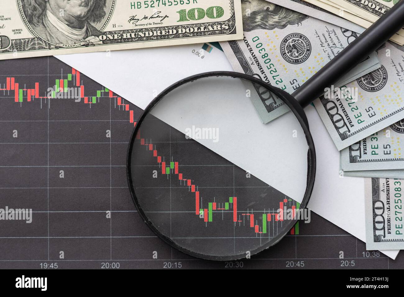 Courbe ascendante avec tables de taux et calculatrice comme symbole de la hausse des cours des actions. Banque D'Images