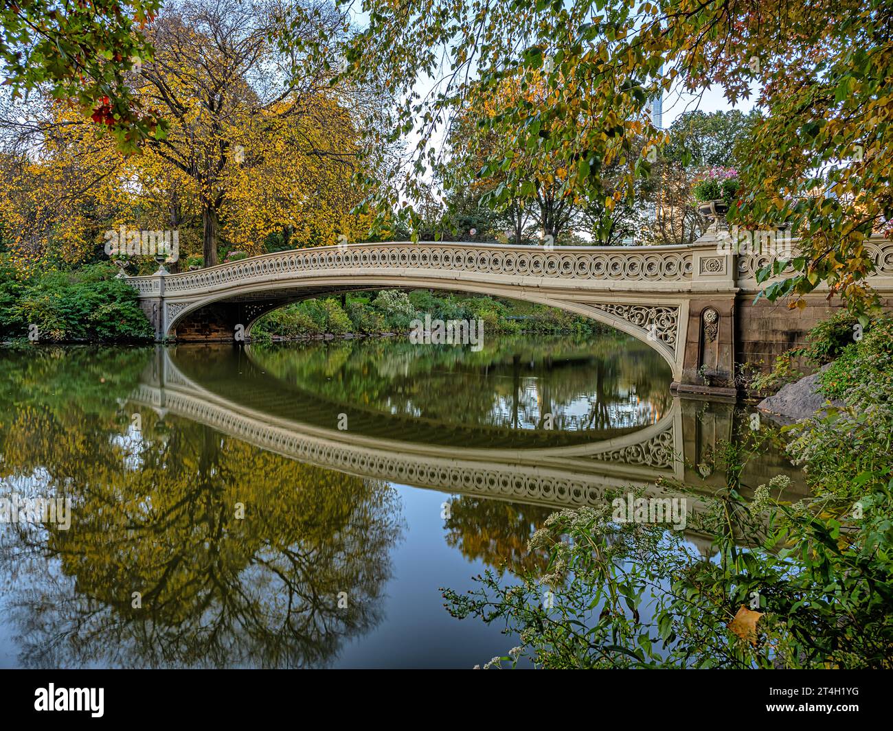 Bow Bridge, Central Park, New York City, à la fin de l'automne, tôt le matin Banque D'Images