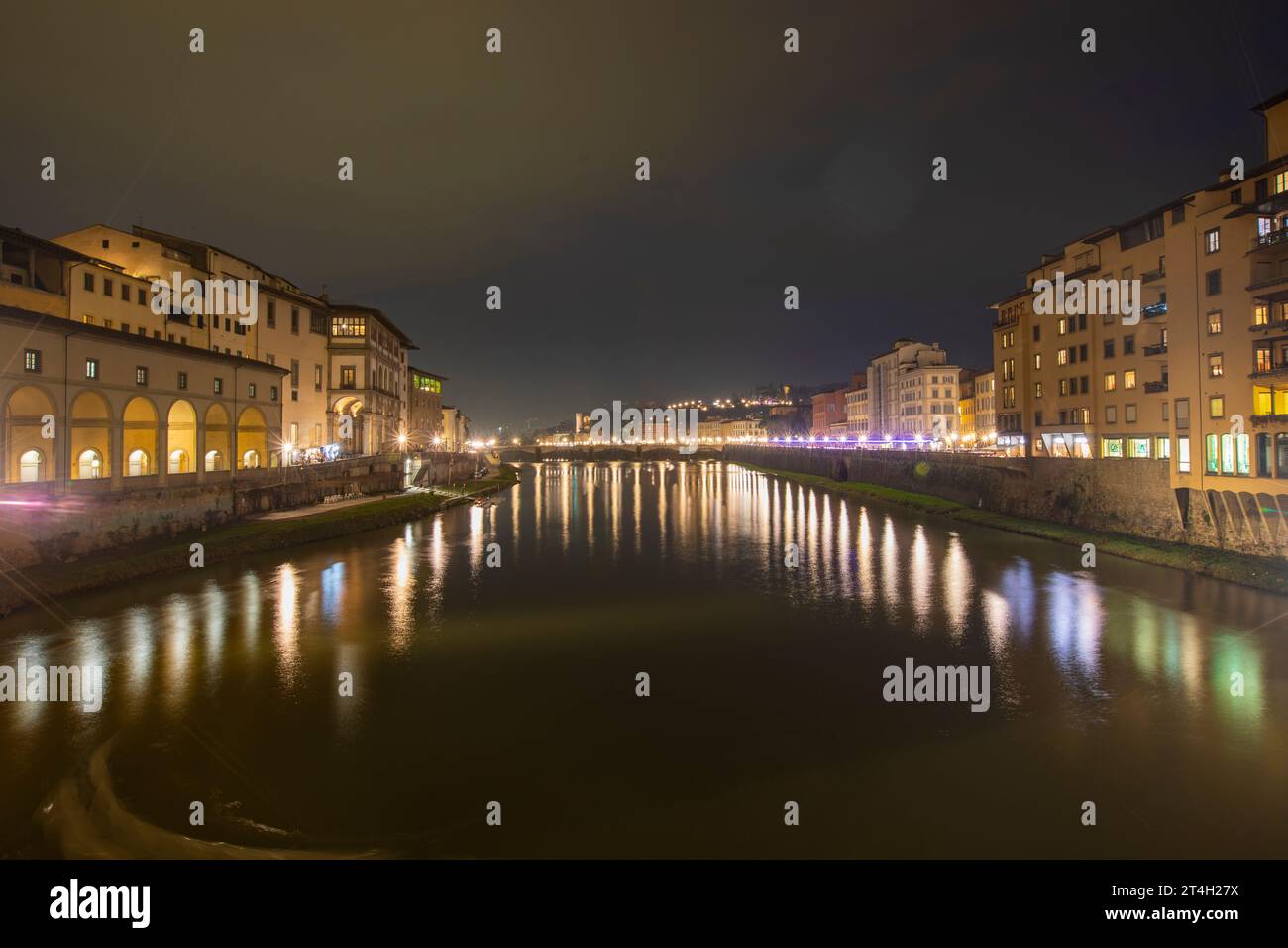 Florence, Italie : vue sur la rivière le long de la rivière Arno en regardant vers Ponte Vecchio, florence Italie. Banque D'Images