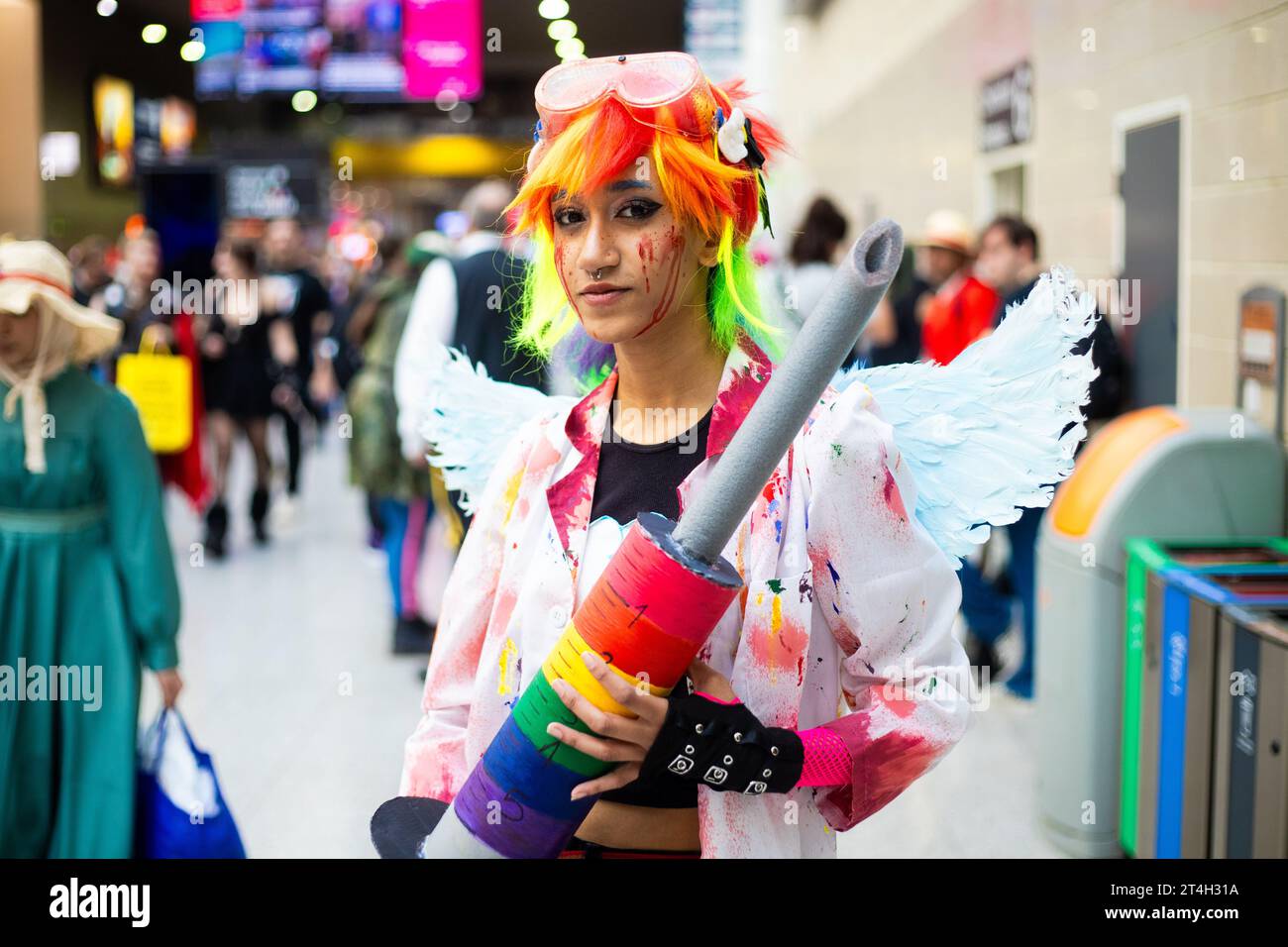 Cosplayers au deuxième jour de MCM Comic con au centre d'exposition Excel à Londres le 28 octobre 2023 Banque D'Images