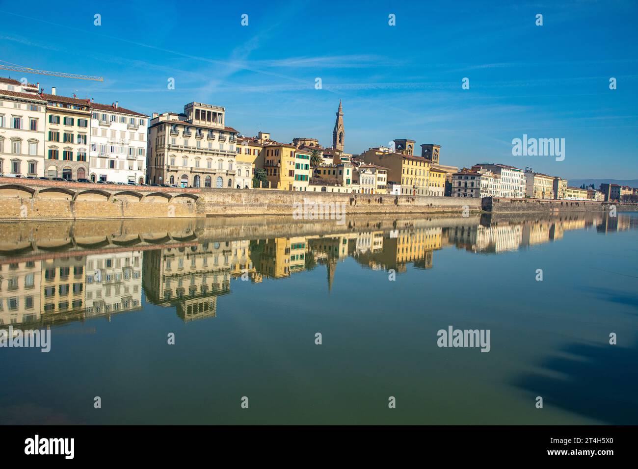 Florence, Italie : vue sur la rivière le long de la rivière Arno en regardant vers Ponte Vecchio, florence Italie. Banque D'Images