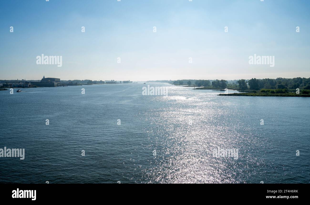 Soleil se reflétant dans la rivière Merwede aux pays-Bas Banque D'Images