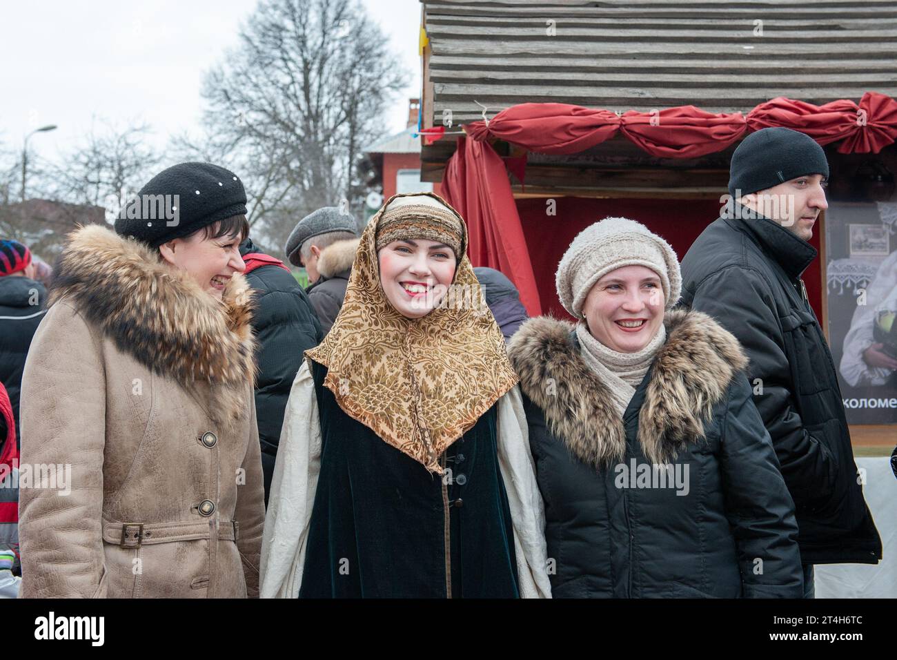 Portrait d'un bel étranger dans une vieille coiffe, écharpe et costume folklorique. Représentation théâtrale à la célébration de Maslenitsa à la Pastila Muse Banque D'Images