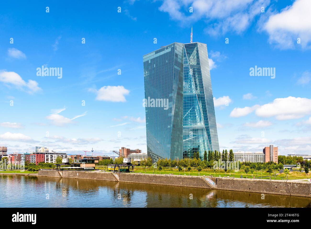 Vue générale du bâtiment Skytower à Francfort, Allemagne, siège de la Banque centrale européenne (BCE) depuis 2015, sur la rive droite du main. Banque D'Images