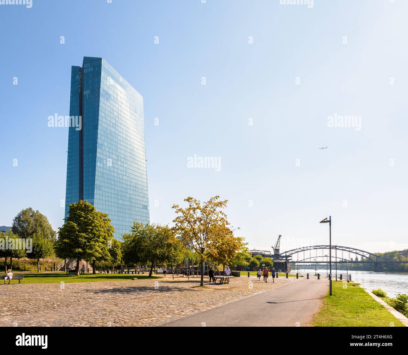 Vue générale du bâtiment Skytower à Francfort, Allemagne, siège de la Banque centrale européenne (BCE) depuis 2015, sur la rive droite du main. Banque D'Images