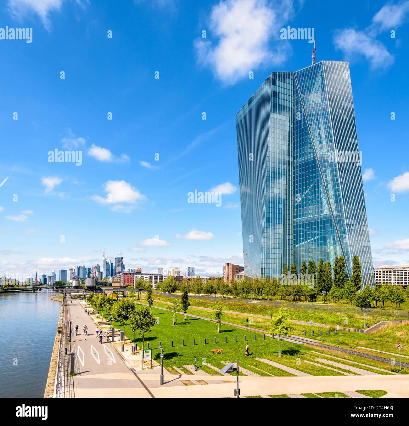 Vue est du bâtiment Skytower à Francfort, Allemagne, siège de la Banque centrale européenne (BCE), avec les gratte-ciel du quartier financier. Banque D'Images
