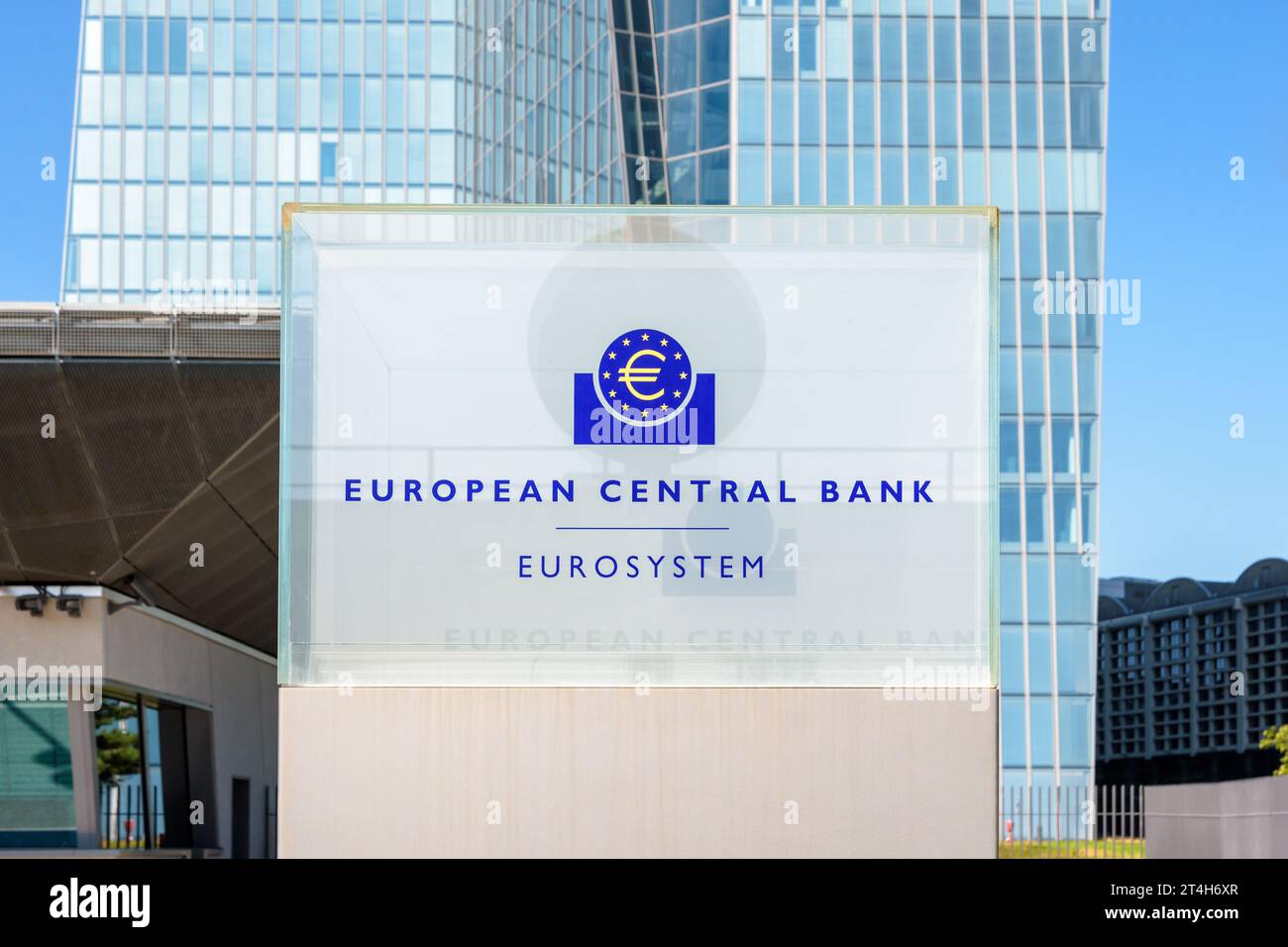 Gros plan de l'enseigne et du logo de la Banque centrale européenne à l'entrée du bâtiment Skytower à Francfort, en Allemagne, siège de la BCE depuis 2015. Banque D'Images