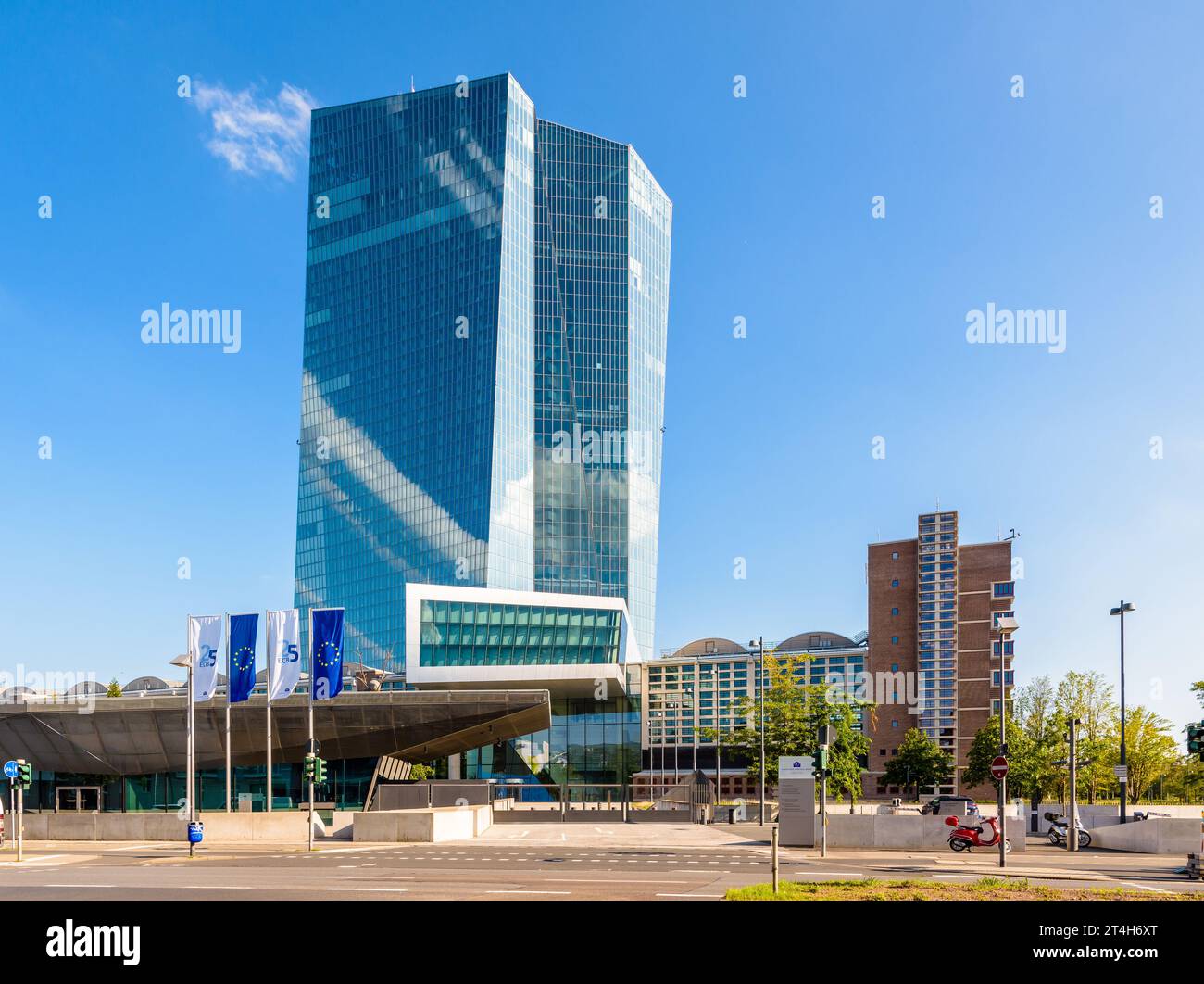 Siège de la Banque centrale européenne (BCE) à Francfort, Allemagne, comprenant le bâtiment Skytower et l'ancien Wholesale Market Hall rénové. Banque D'Images