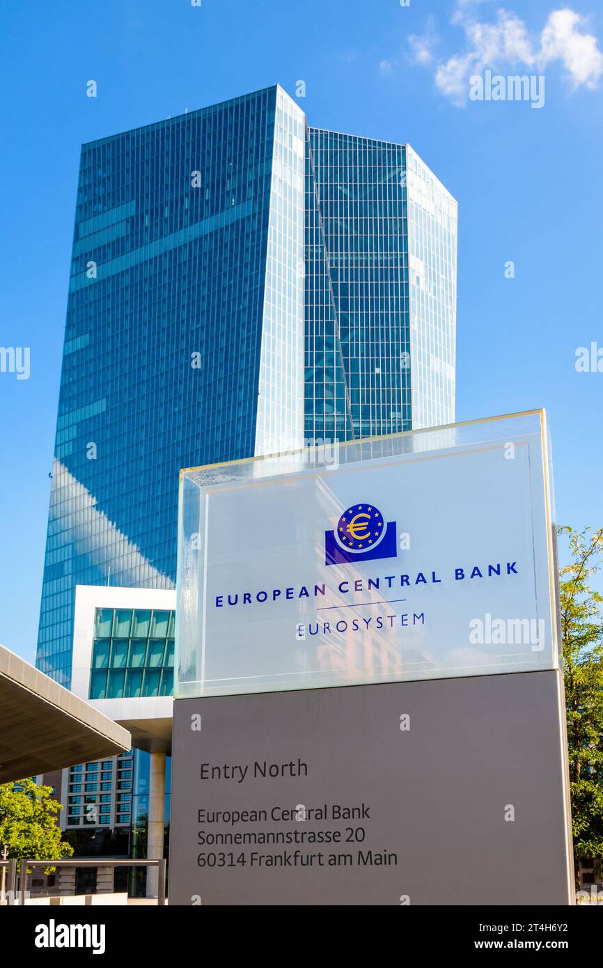 Vue en angle bas du panneau de la Banque centrale européenne à l'entrée du bâtiment Skytower à Francfort, Allemagne, siège de la BCE depuis 2015. Banque D'Images
