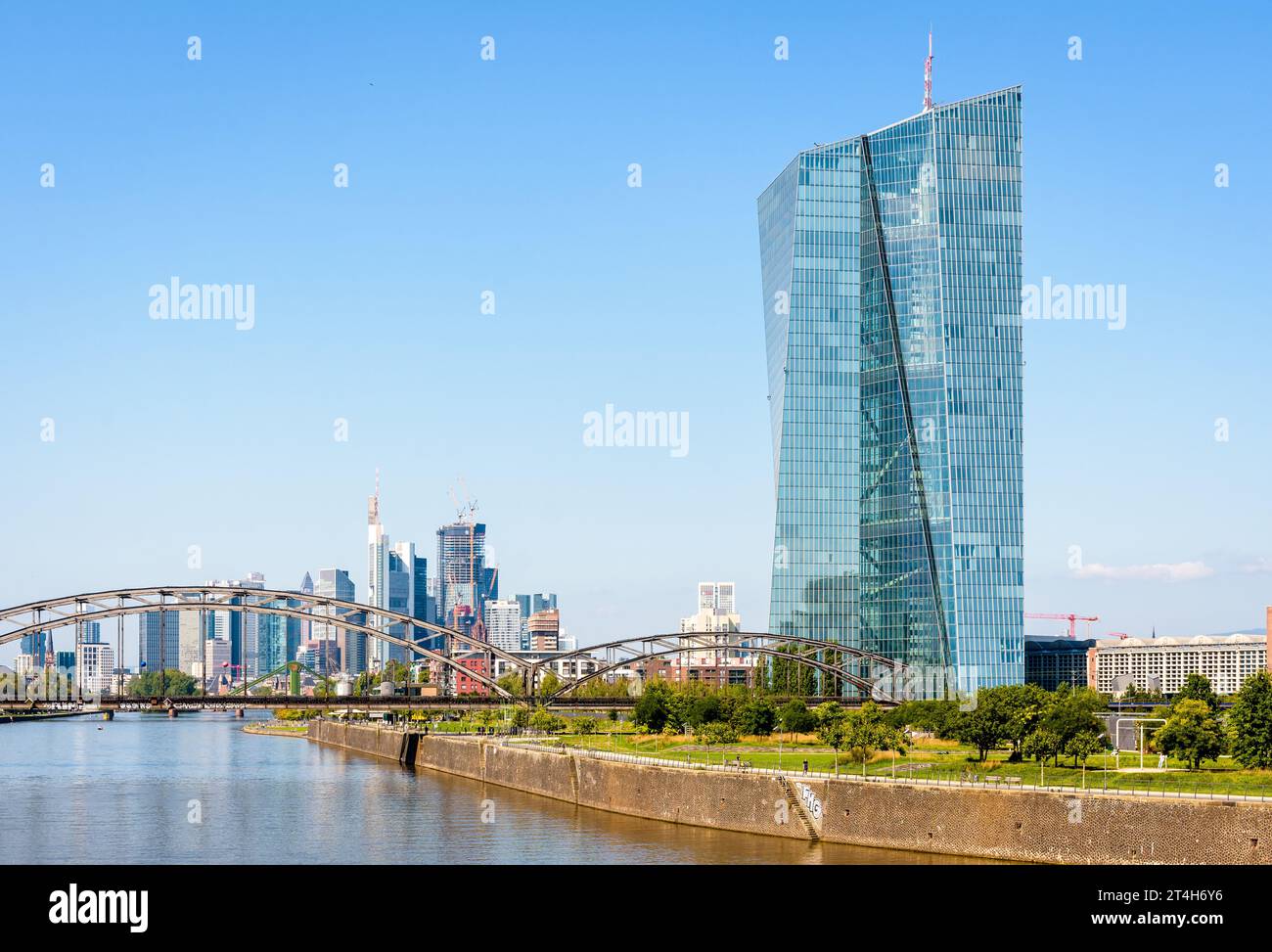Le bâtiment Skytower à Francfort, en Allemagne, siège de la Banque centrale européenne (BCE), sur le fleuve main avec les gratte-ciel du quartier financier Banque D'Images