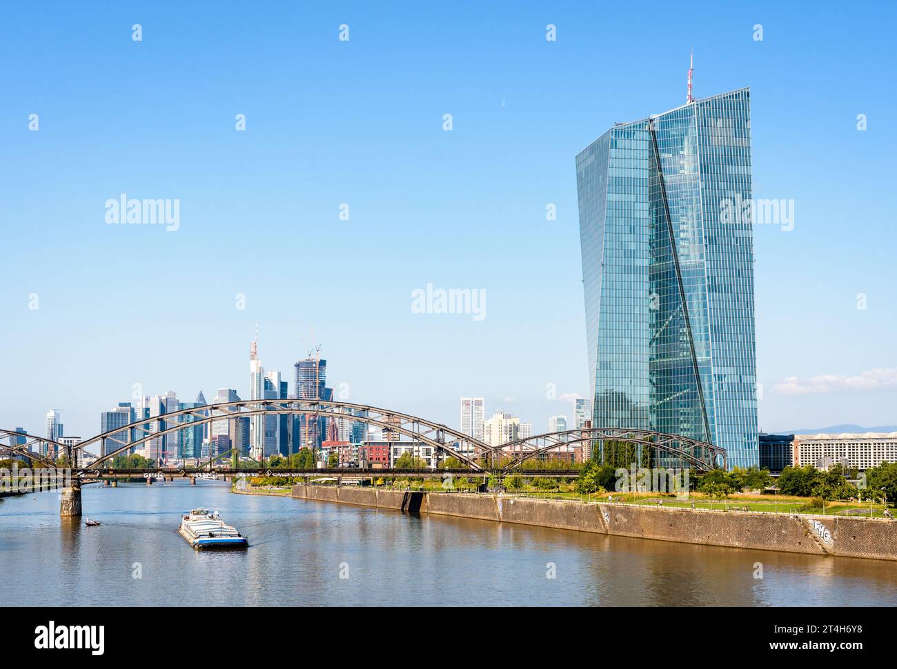 Le bâtiment Skytower à Francfort, en Allemagne, siège de la Banque centrale européenne (BCE), sur le fleuve main avec les gratte-ciel du quartier financier Banque D'Images