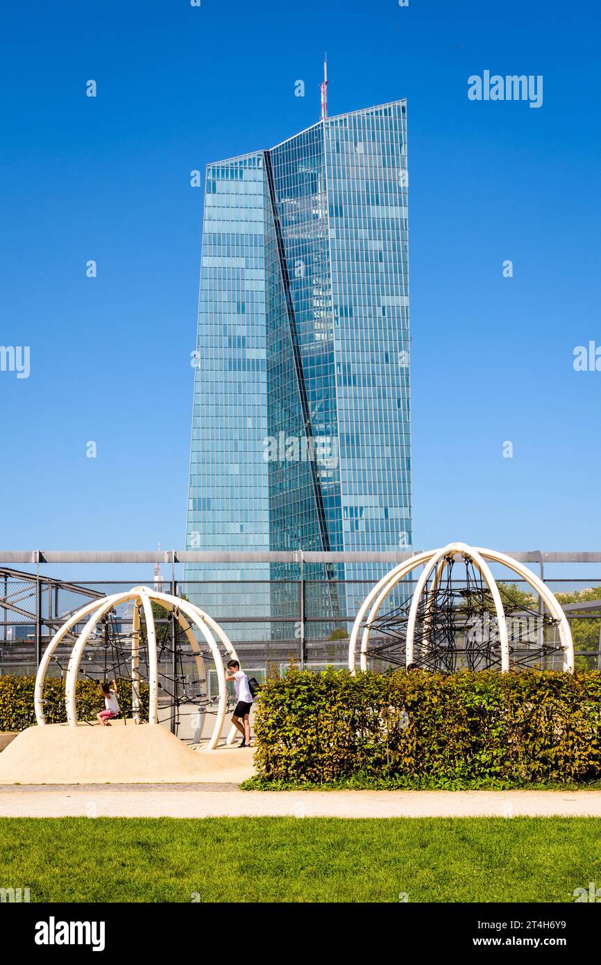 Vue de l'est du bâtiment Skytower à Francfort, Allemagne, siège de la Banque centrale européenne (BCE) depuis 2015, vue depuis le parc public Hafenpark. Banque D'Images
