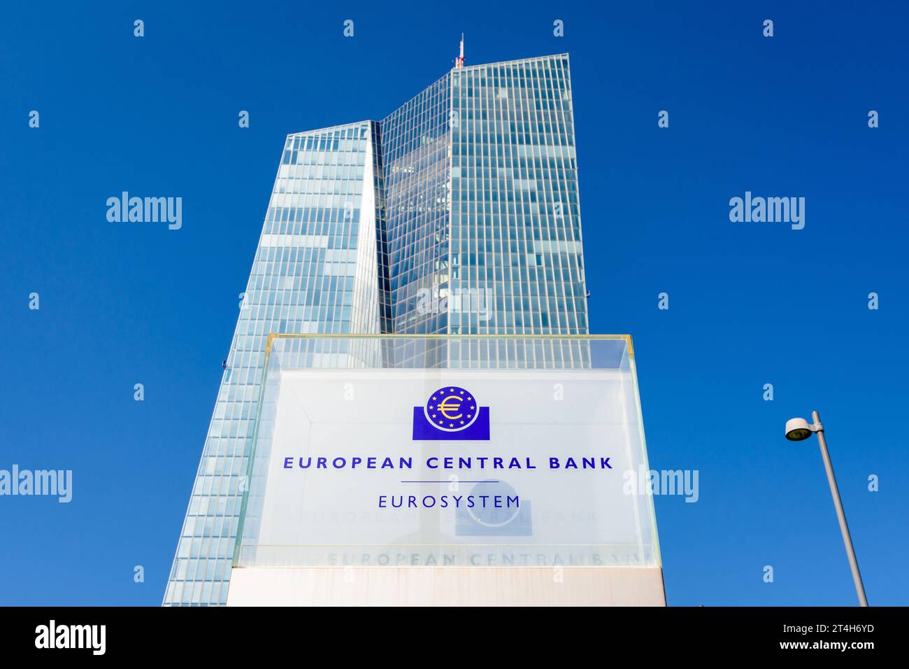 Vue en angle bas du panneau de la Banque centrale européenne à l'entrée du bâtiment Skytower à Francfort, Allemagne, siège de la BCE depuis 2015. Banque D'Images
