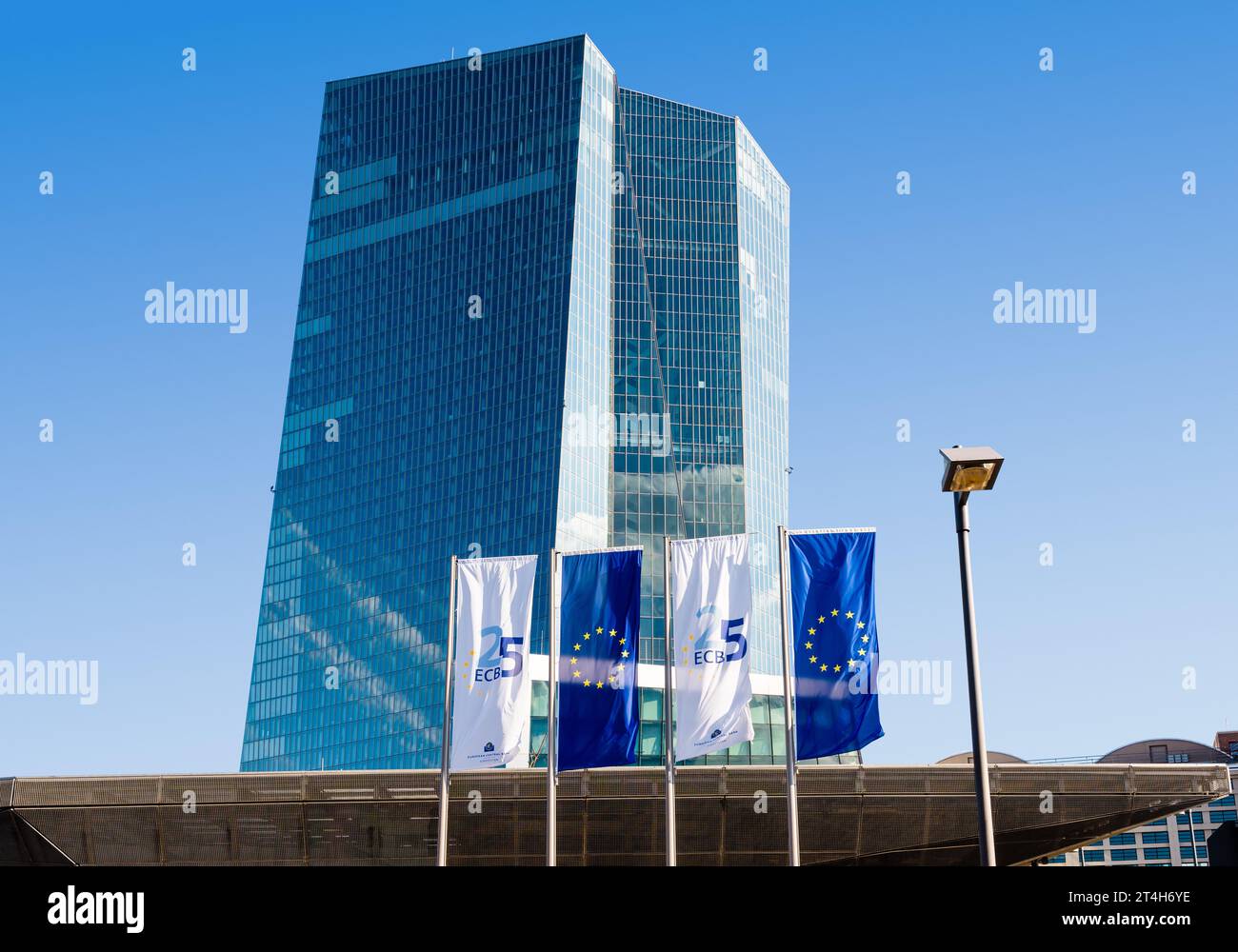 Façade nord du bâtiment Skytower à Francfort, Allemagne, siège de la Banque centrale européenne (BCE) avec bannières de l'Union européenne. Banque D'Images