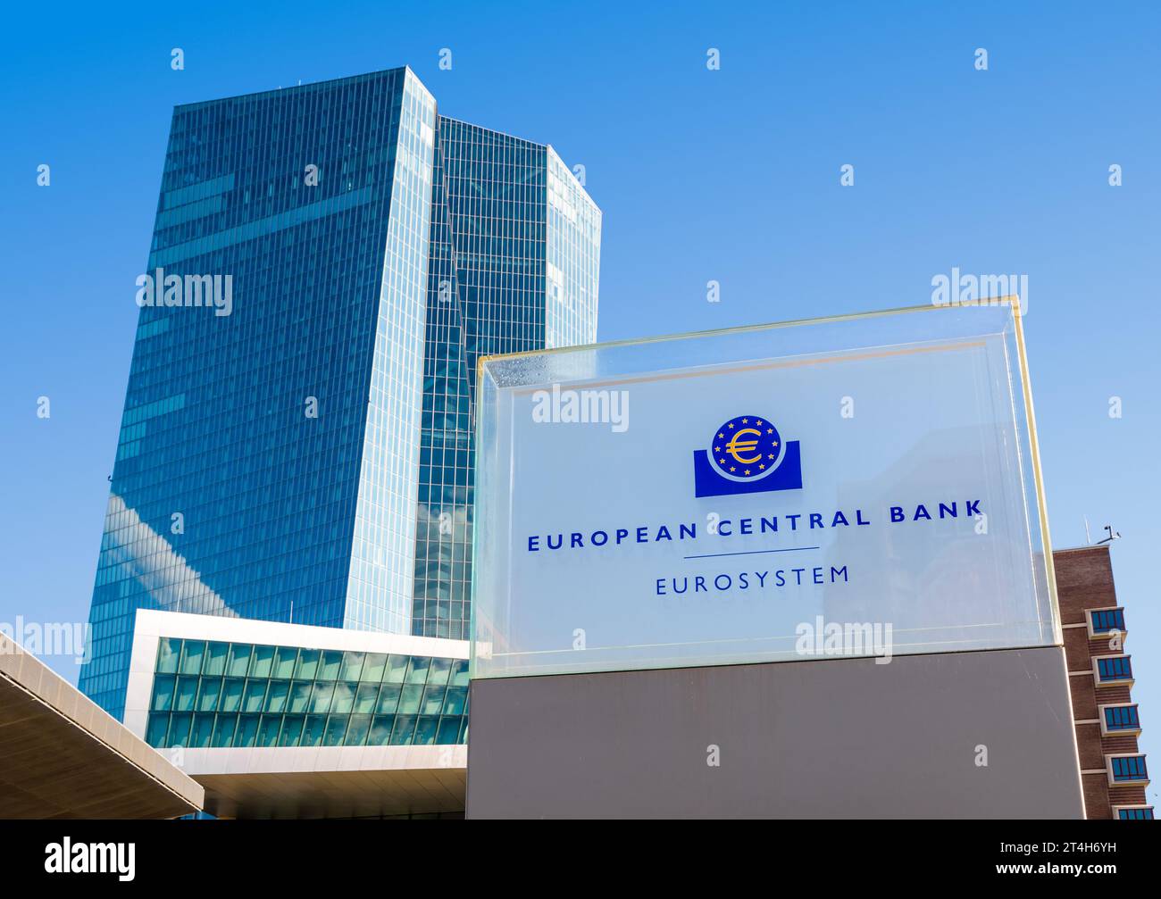Vue en angle bas du panneau de la Banque centrale européenne à l'entrée du bâtiment Skytower à Francfort, Allemagne, siège de la BCE depuis 2015. Banque D'Images