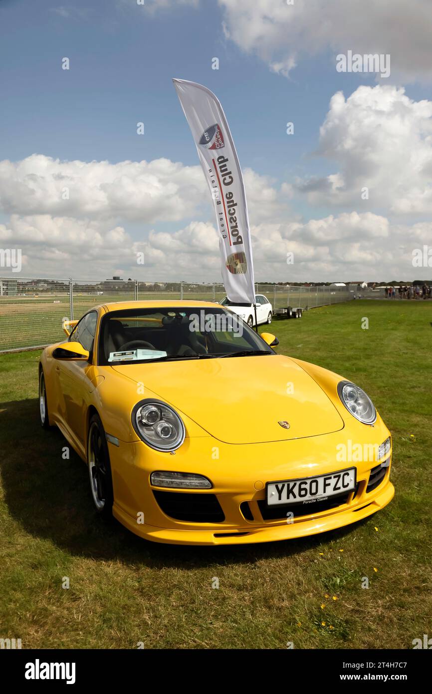 Vue de face d'une Porsche 991 (997) jaune 2011, Carrera 2 GTS coupé, exposée au salon britannique de l'automobile de Farnborough en 2023 Banque D'Images