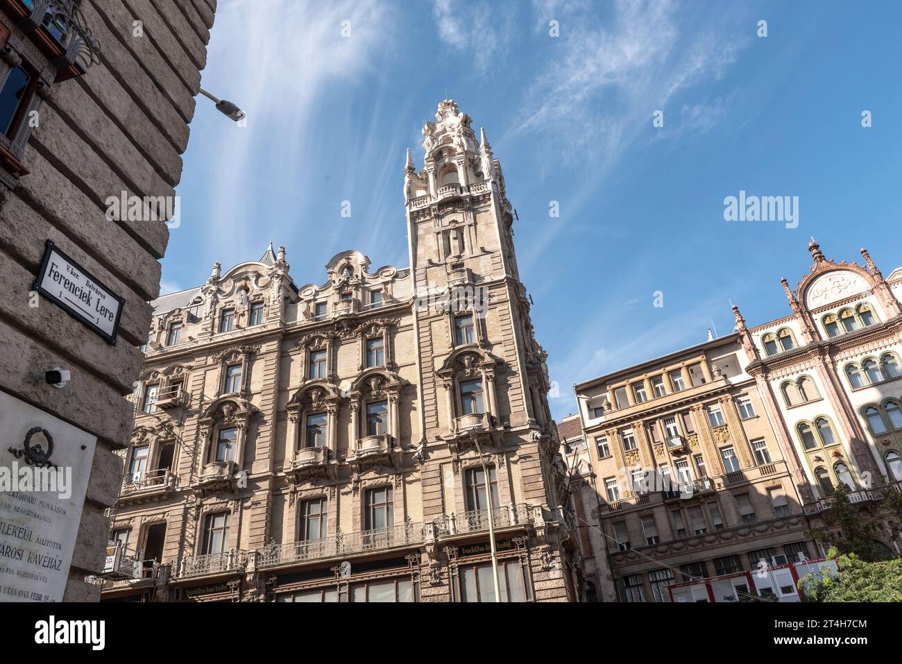 Façade de bâtiment ornée dans le style Belle époque, le Palais Matild et l'Hôtel Parisi Udvar, Budapest, Hongrie Banque D'Images